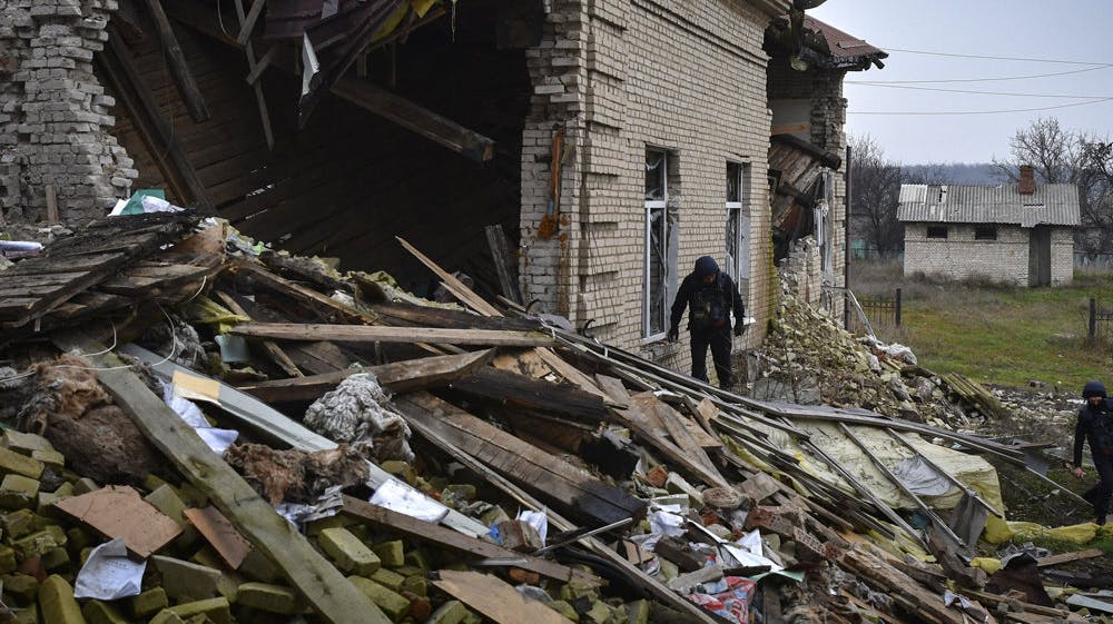 Her ses ødelagte bygninger i Donetsk-regionen, hvor de mest voldsomme kampe under Ruslands invasion har fundet sted.