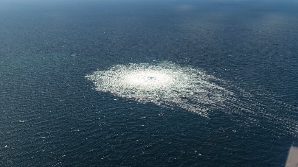 Gas strømmer fra havbunden ud af gasforbindelsen Nord Stream 2 og skaber et oppisket hav 27. september ud for Bornholm. I alt var der fire sprængninger på Nord Stream 1 og 2. 
