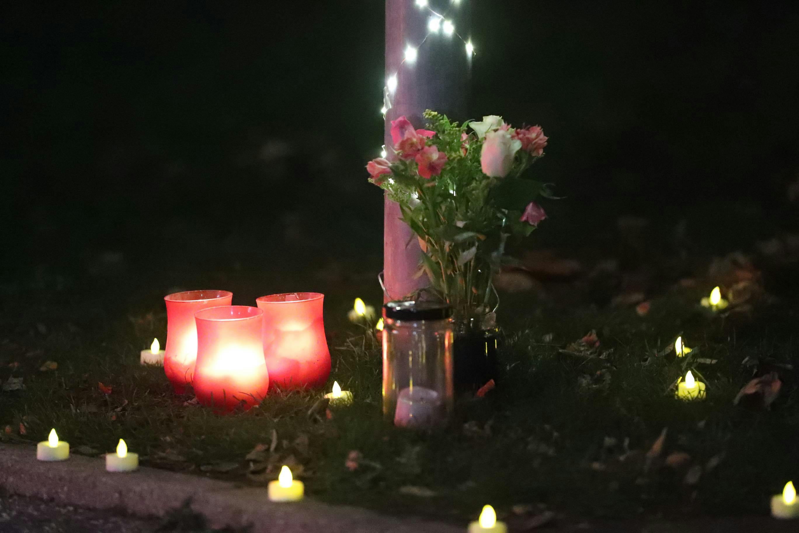 Torsdag aften var der allerede lagt blomster på stedet, hvor en ung mand i slutningen af tyverne torsdag eftermiddag mistede livet.
