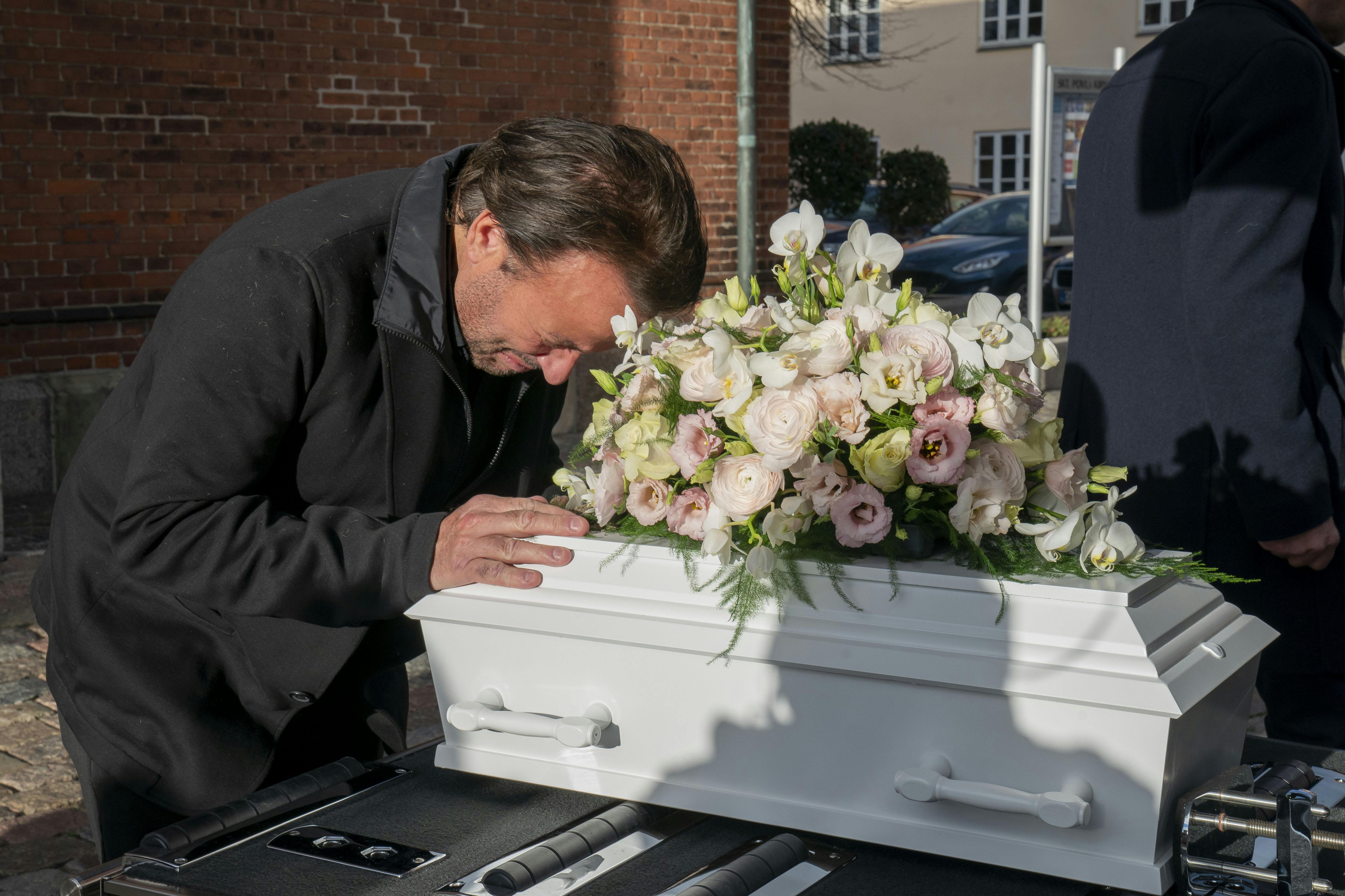 Dennis Knudsens datter Naomi blev på smukkeste vis begravet i Sankt Povls Kirke torsdag. Solen kiggede frem, da Knudsen sagde sit allersidste farvel
