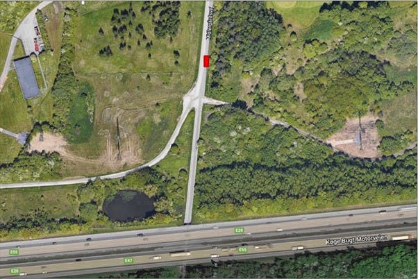 Den grå Skoda Octavia blev fundet i brand 15 minutter efter skudepisoden på&nbsp;Midlergårdsvej - cirka seks kilometer væk fra gerningsstedet.
