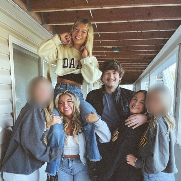 De fire ofre boede sammen i et hus sammen med to ekstra roommates, der begge var i huset, da drabene fandt sted. 