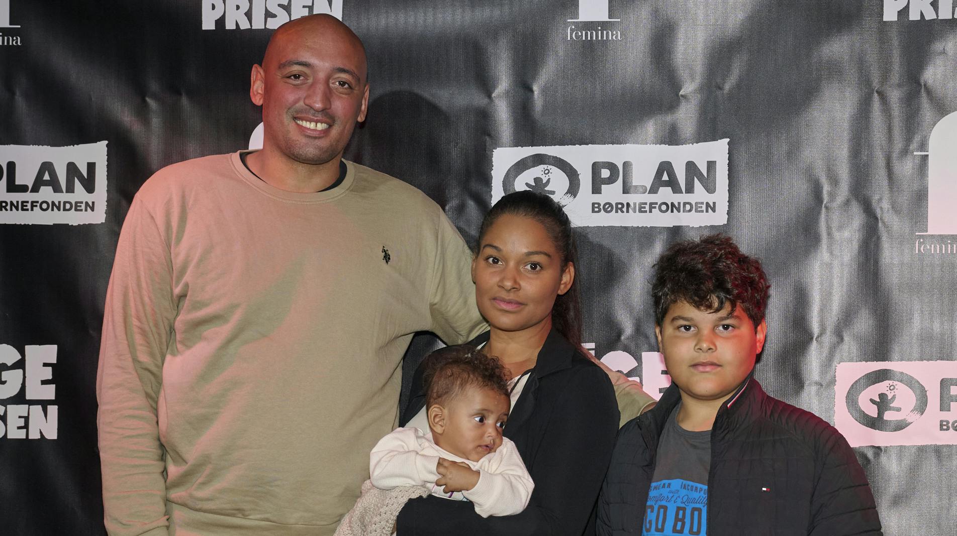 Wafande og familien strålede på den røde løber. 