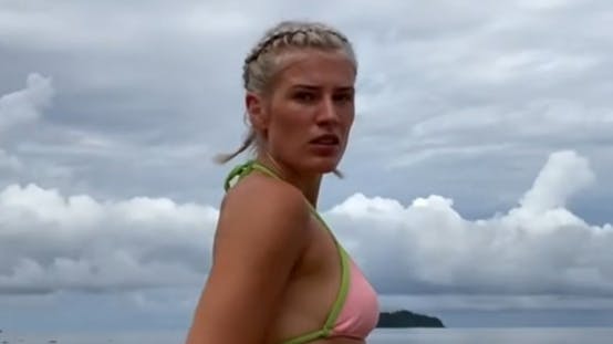 26-årige Julie har siden barnsben ville være kendt. Og det er hun nu blevet!