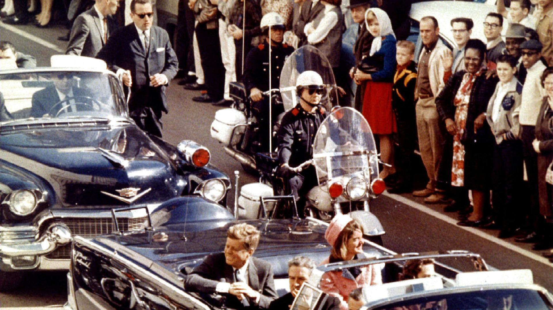 Jackie og John F. Kennedy i Dallas, Texas den 22. november 1963. Billedet er taget blot øjeblikke før det dræbende skud ramte.