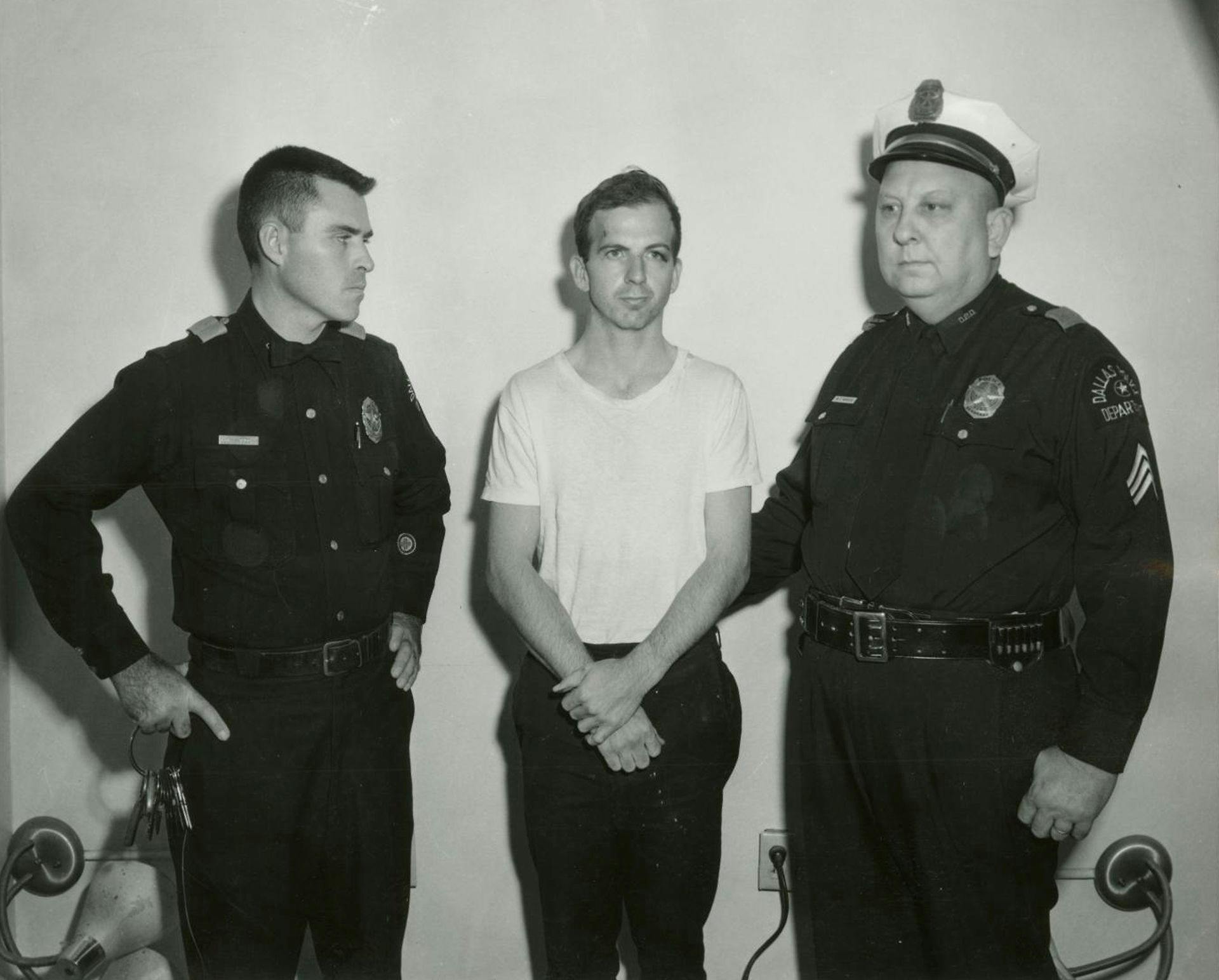 Lee Harvey Oswald fotograferet kort efter sin anholdelse.&nbsp;&nbsp;
