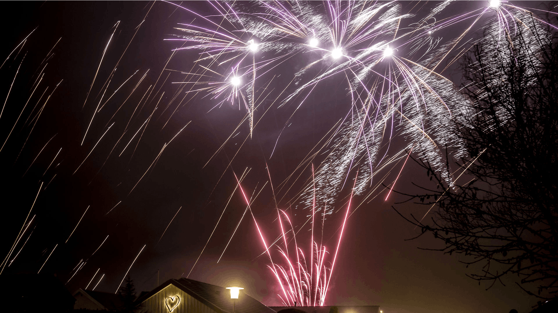 Der er mange muligheder for at købe fyrværkeri lovligt. Alligevel hentes der ulovlige "knaldvarer" i stor mængder til landet.