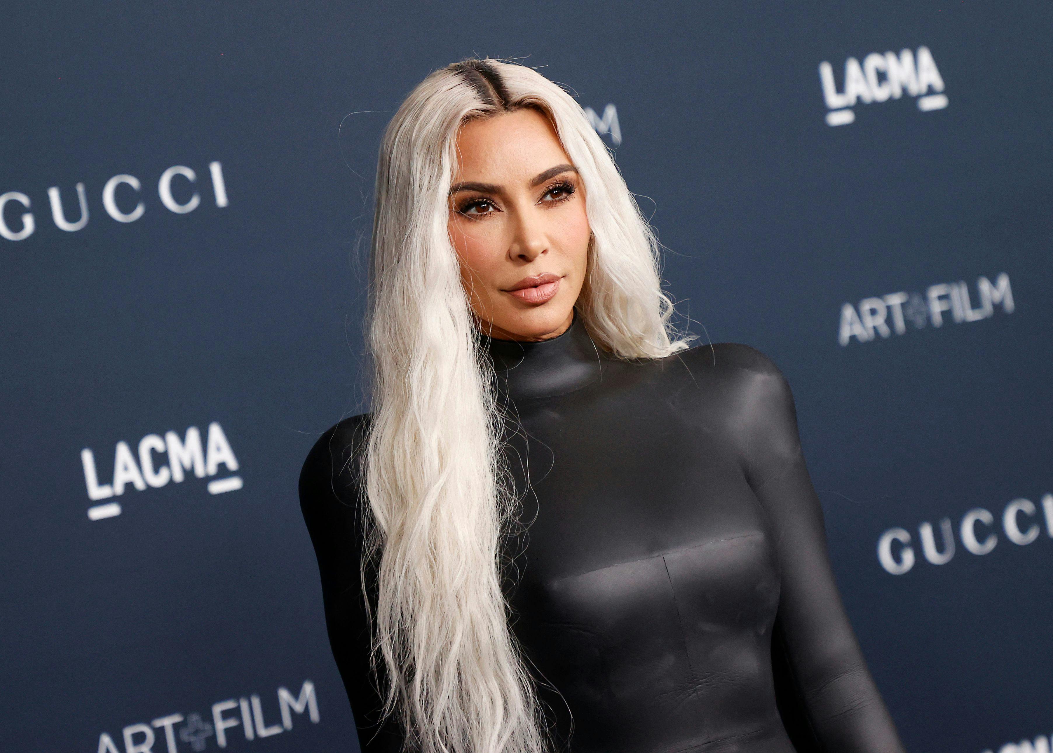 En række bikinibilleder af Kim Kardashian har overbevist flere af hendes fans om, at hun benytter sig af photoshop.
