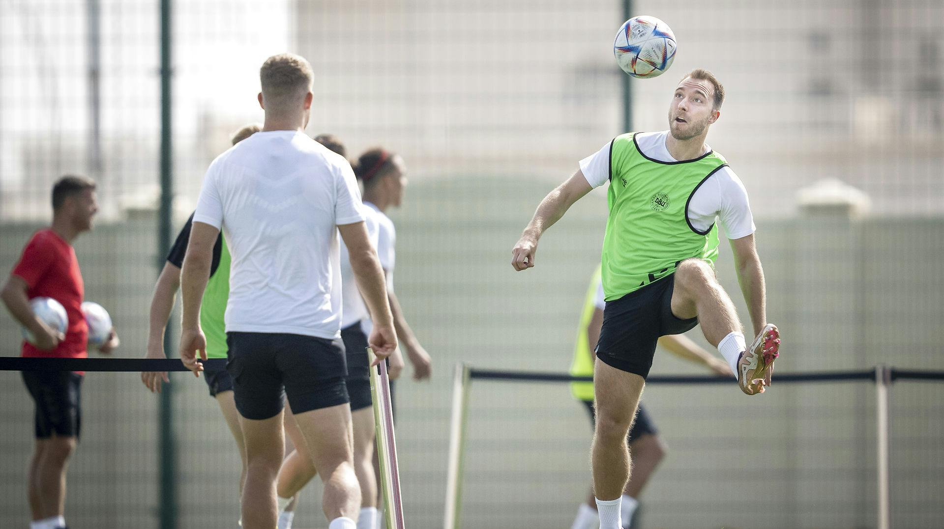 Christian Eriksen trænede søndag med VM fodboldlandsholde i Doha i Qatar.