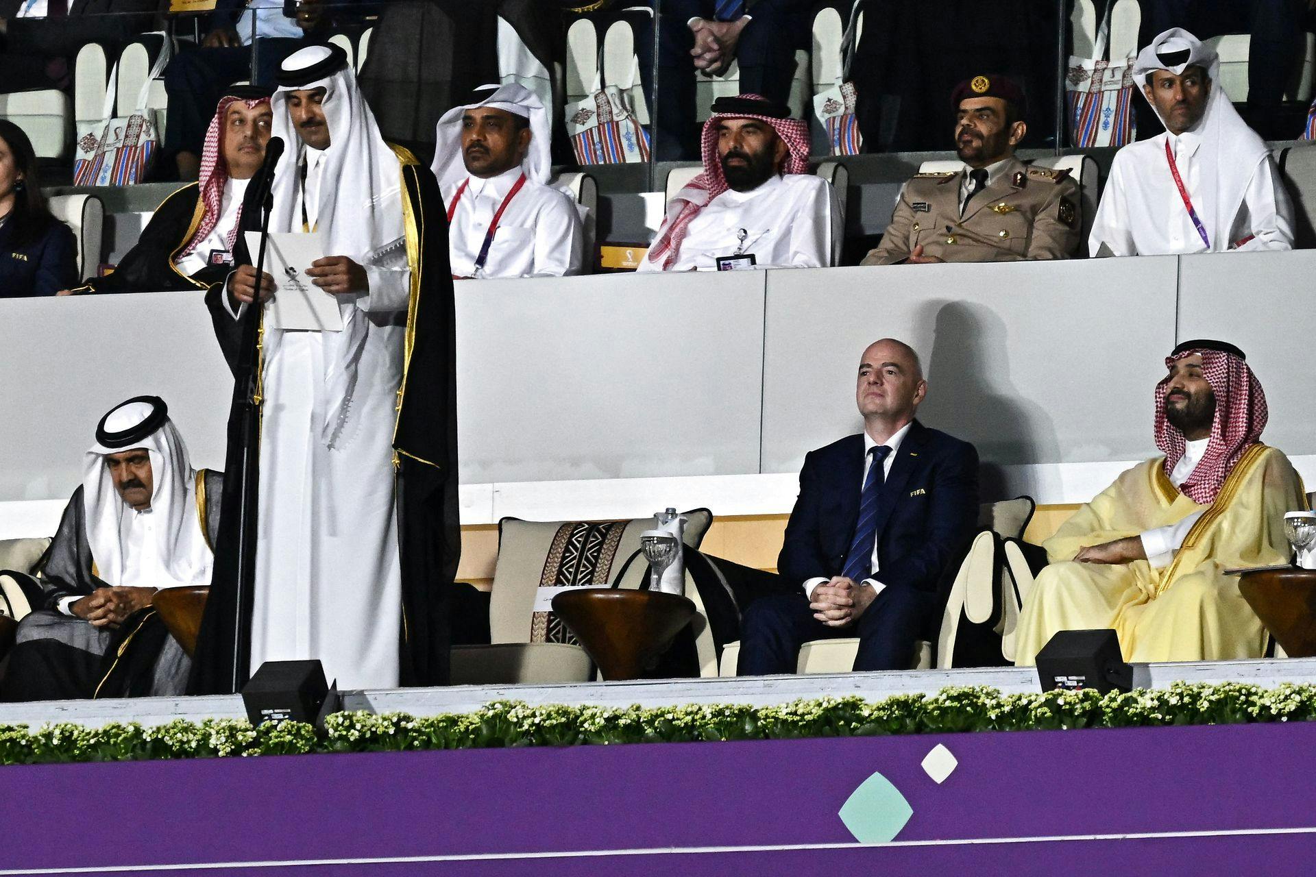 FIFA-præsident, Gianni Infantino (sort jakkesæt), sidder og hygger sig med den Saudi Arabiske kronprins,&nbsp;Mohammed bin Salman, ved VM-åbningskampen i Qatar.&nbsp;
