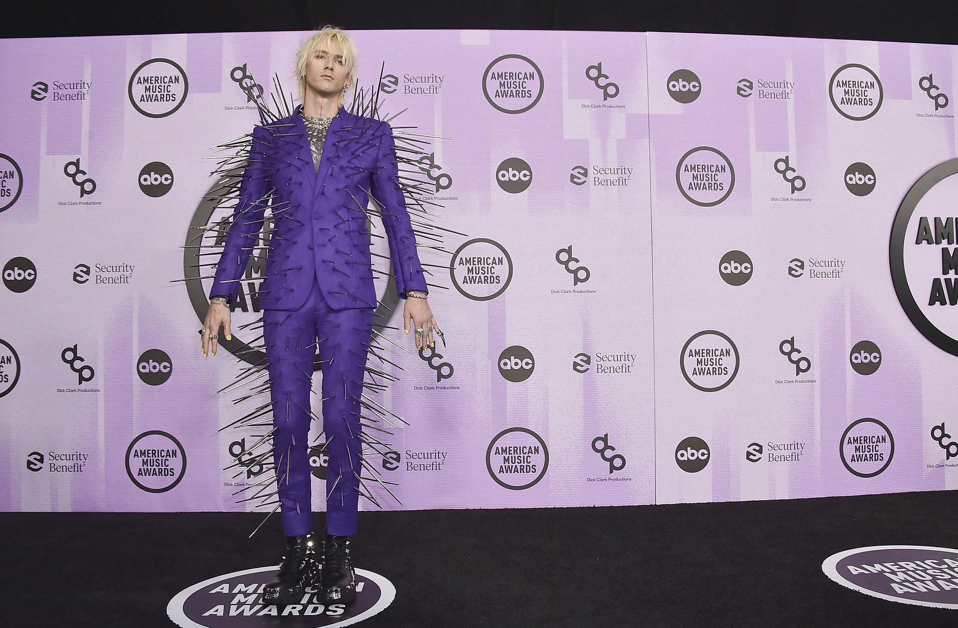 Machine Gun Kelly poserer her for fotograferne inden showet.