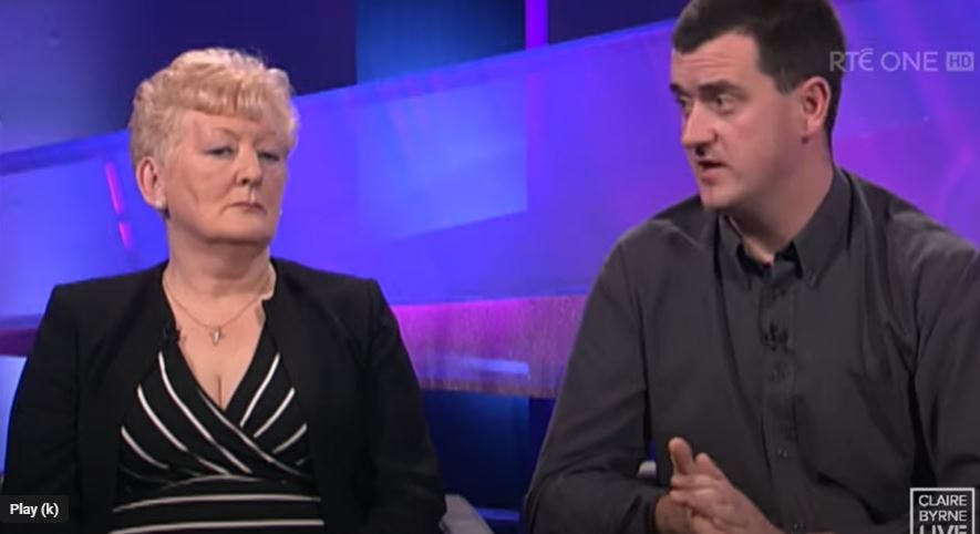 Svigermor og svigersøn sad lige ved siden af hinanden, mens Joe O'Reilly forklarede, at mordet måtte være begået af en, Rachel kendte.