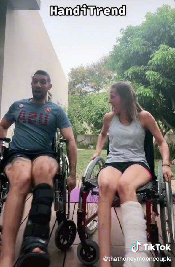 Iris og Afki har valgt at håndtere deres ulykke med en god portion sort humor. 