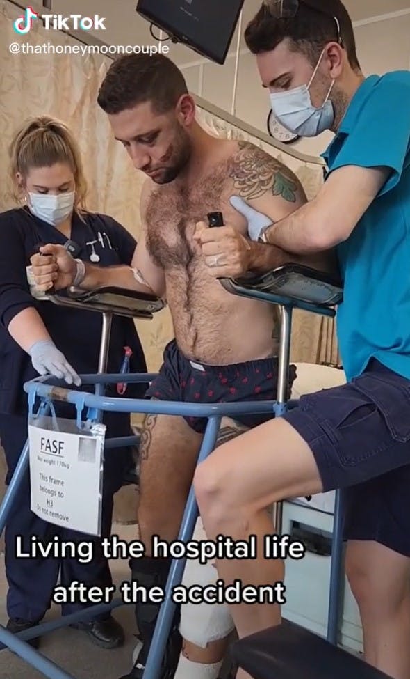 Det tog dem fjorten dage at blive raske og stærke nok til at flyve hjem til Israel. 