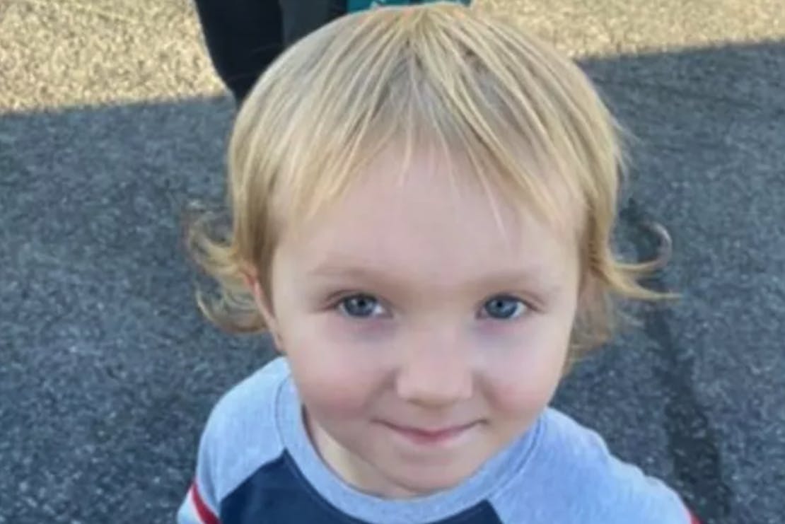 Den fireårige dreng legede med sit dukkehus, da han en pistol, der lå gemt i dukkehuset.