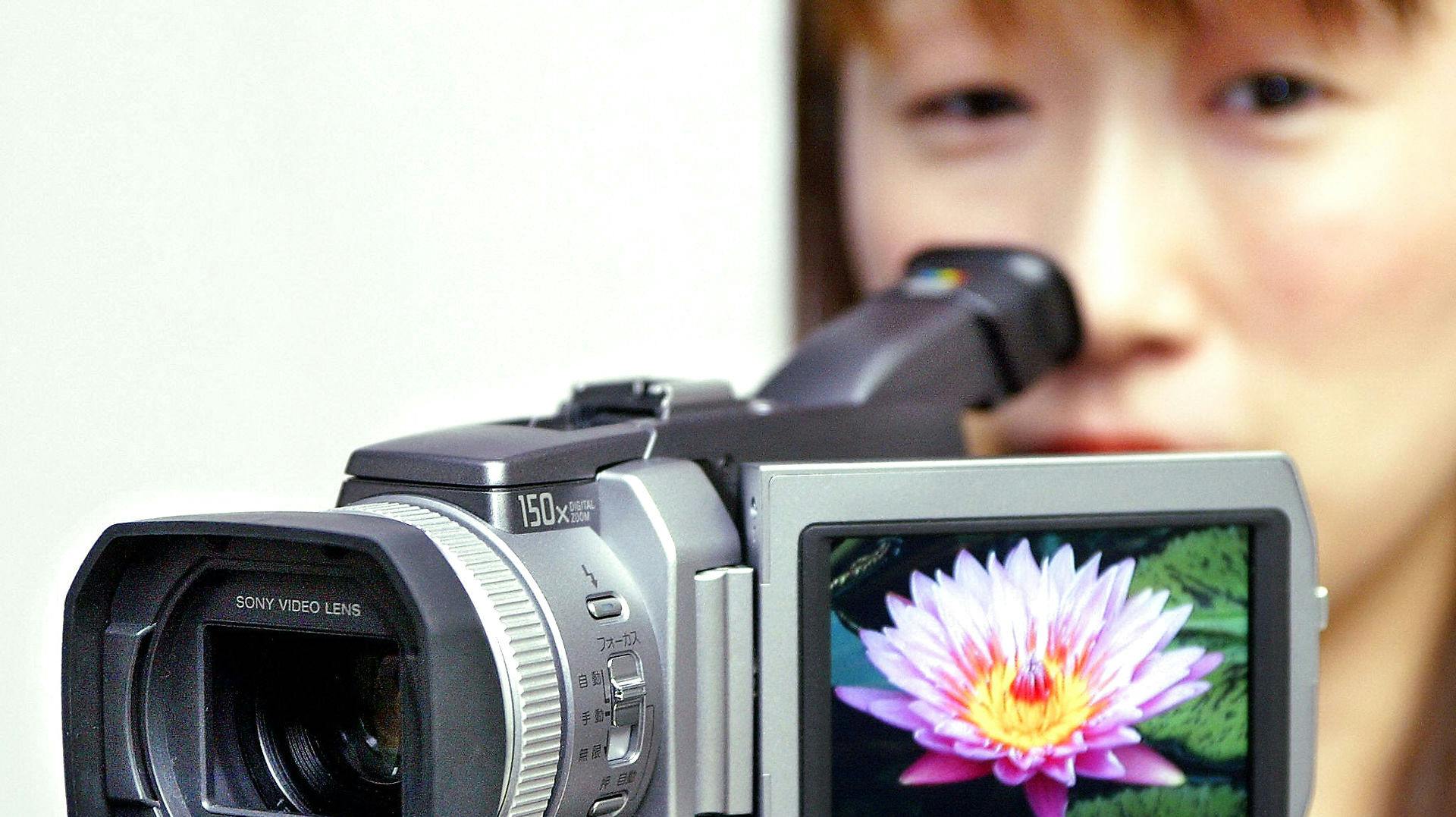 Hvis du orker at gennemse alle families hjemmefilm fra 90'erne, kan du være heldig at finde guld blandt optagelserne. 