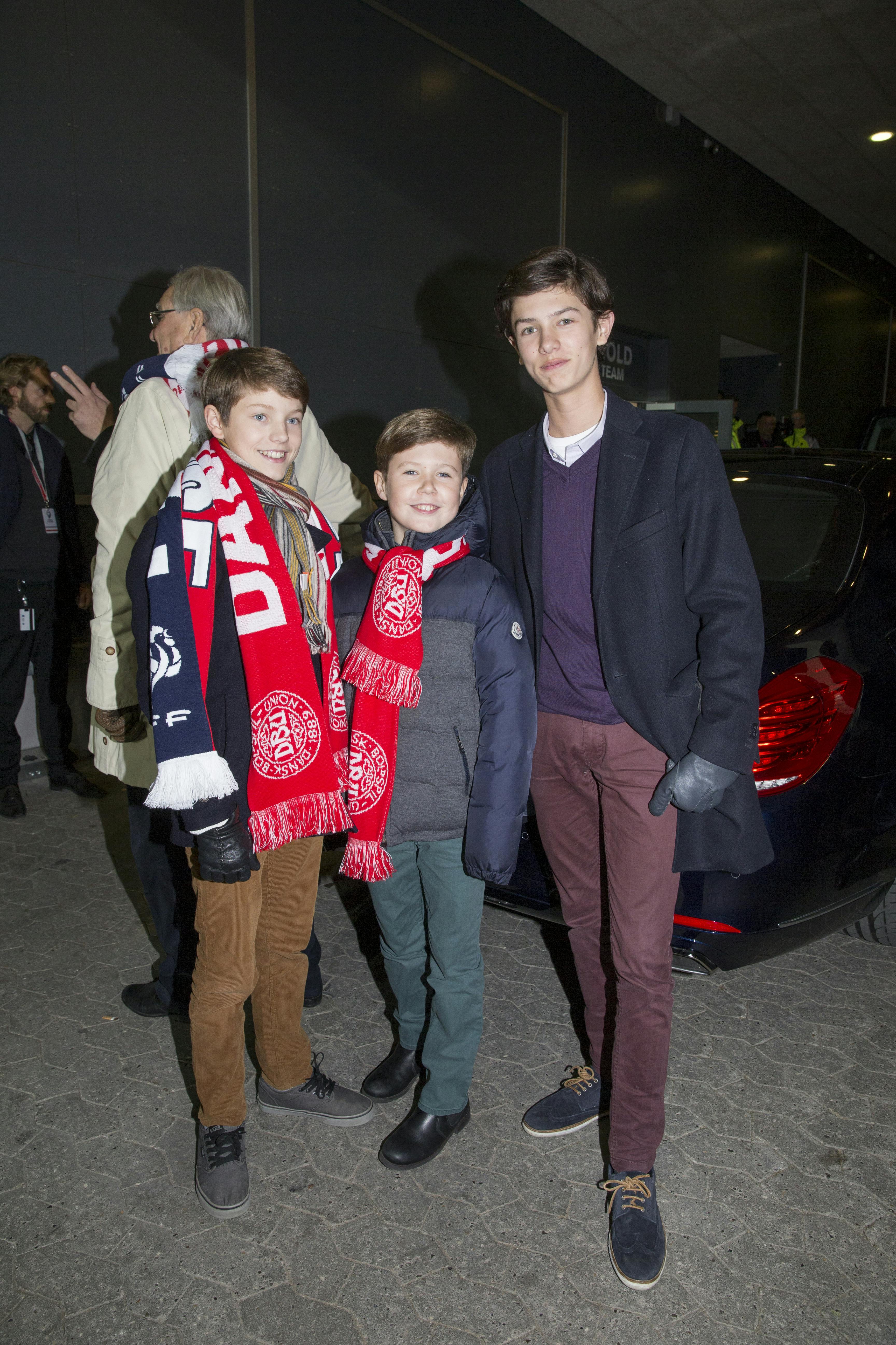 Fodboldfeberen samler folk på kryds og tværs. 