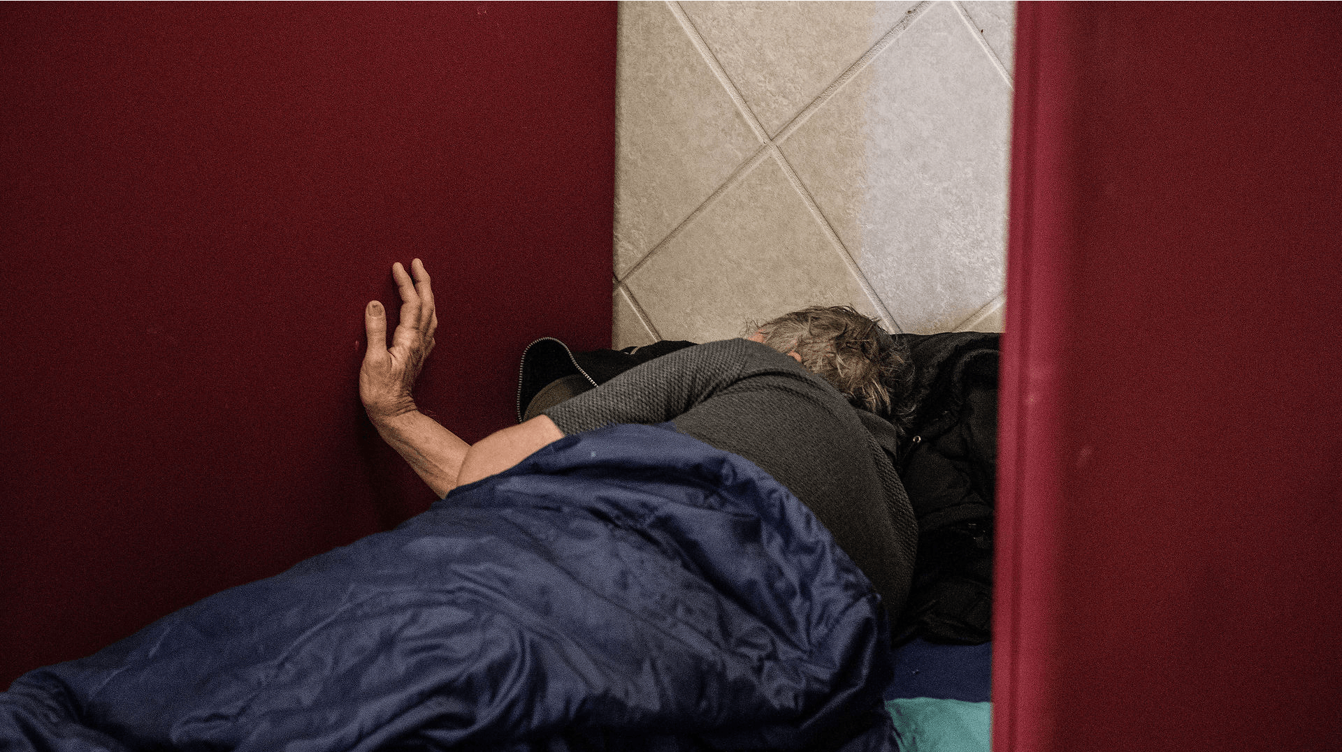 Selv et beskedent sengeleje som dette kan det være svært at skaffe, selvom kulden er kommet hurtigt i år.