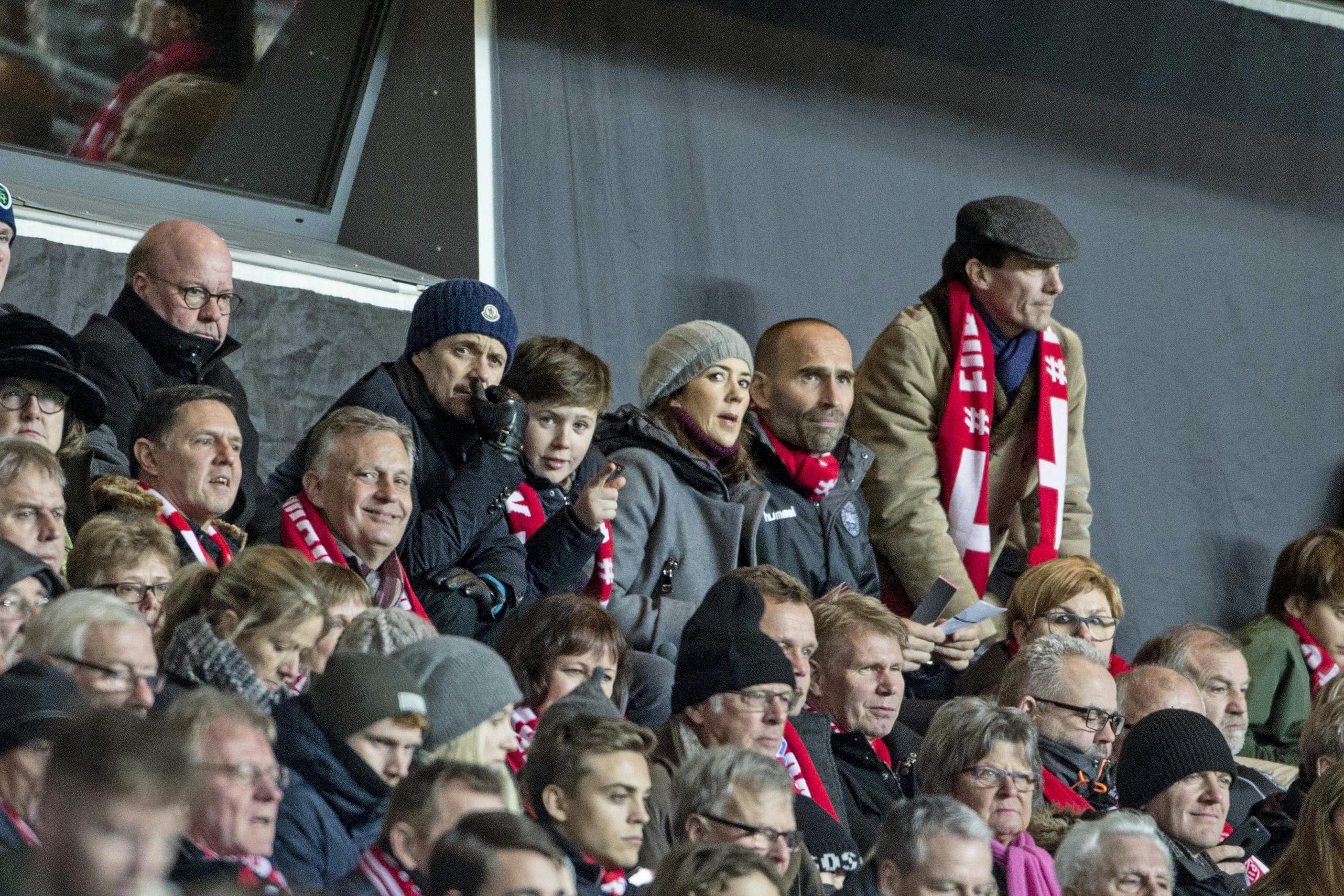 Royale roligans sidder i spænding. 