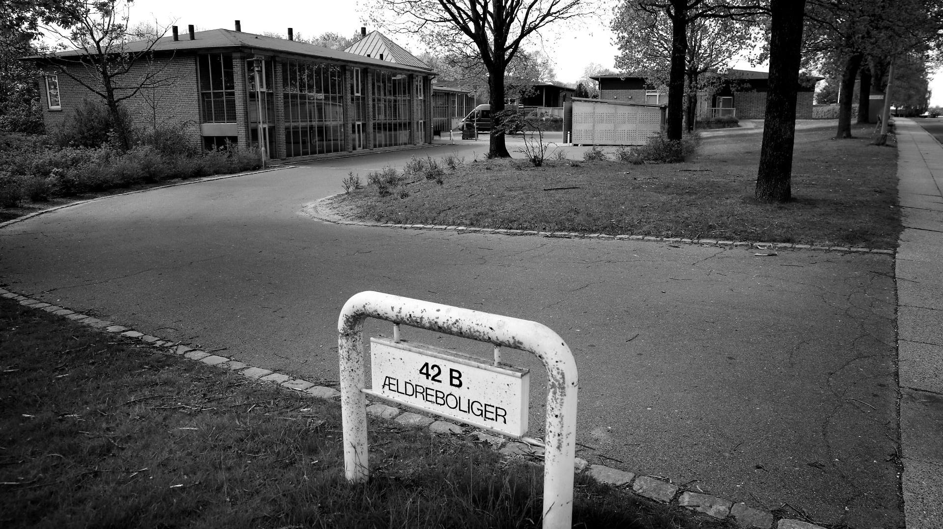 Det var i Plejecenter Tirsdalen tæt ved Randers, at den sigtede kvinde arbejdede. Hun er i dag blevet sigtet for et drab og tre drabsforsøg. 