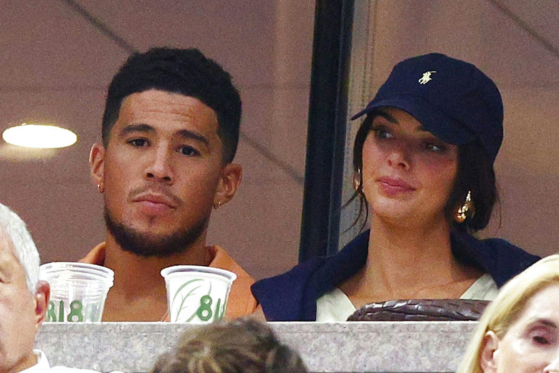 Arkivfoto af Devin Booker og Kendall Jenner til tenniskamp.
