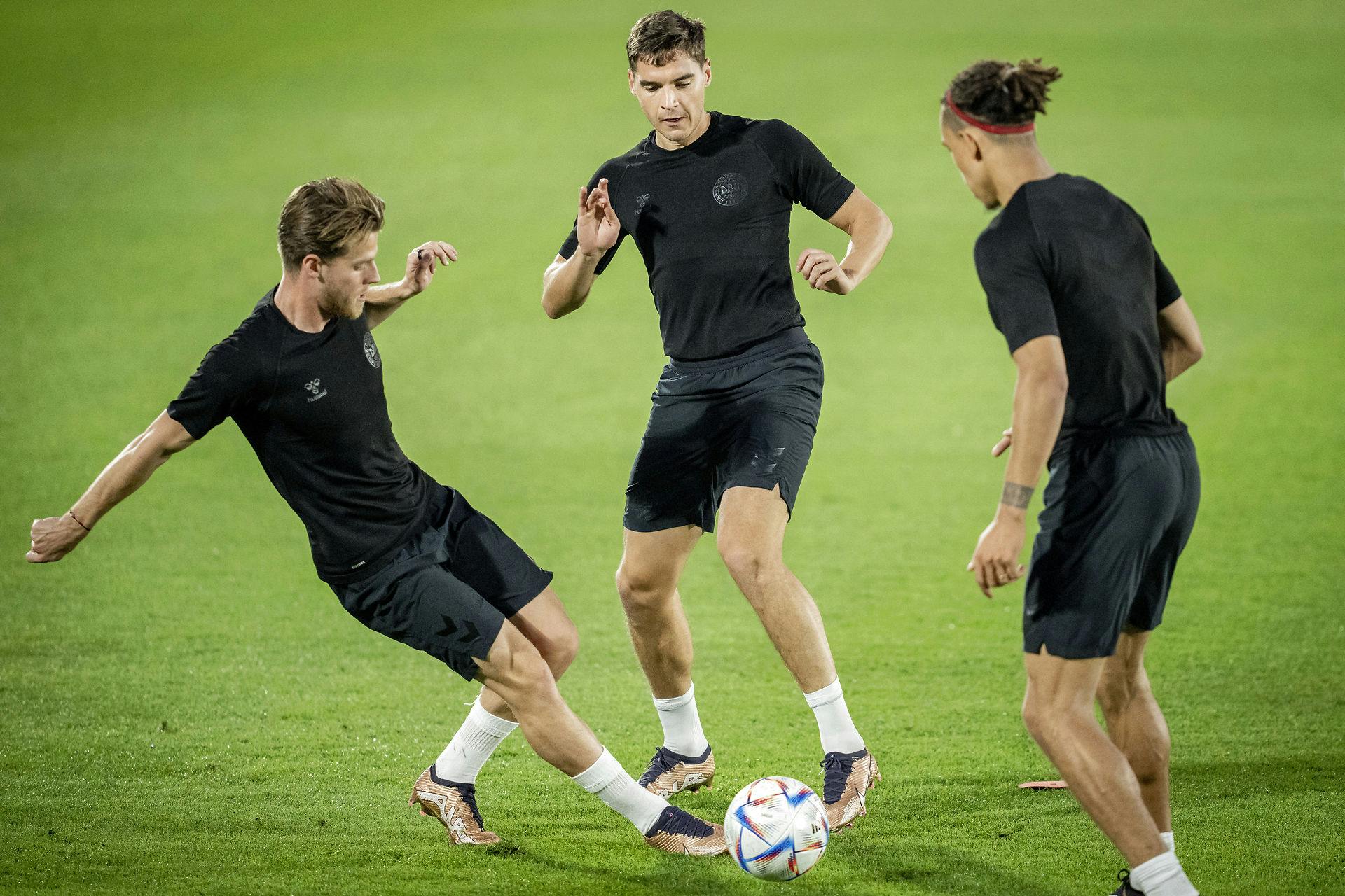 Mathias Jensen (th.), Robert Skov (i midten) og Yussuf Poulsen (th.) i træning i Qatar. Førstnævnte kan glæde sig over også at være blevet far.