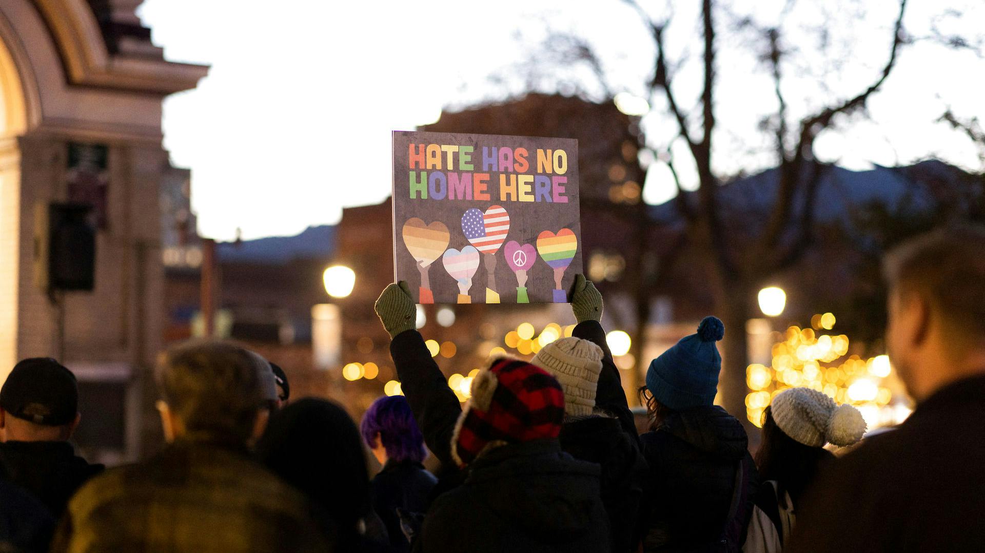 Fem personer døde under skyderiet på LGBT+-klubben i Colorado lørdag aften.