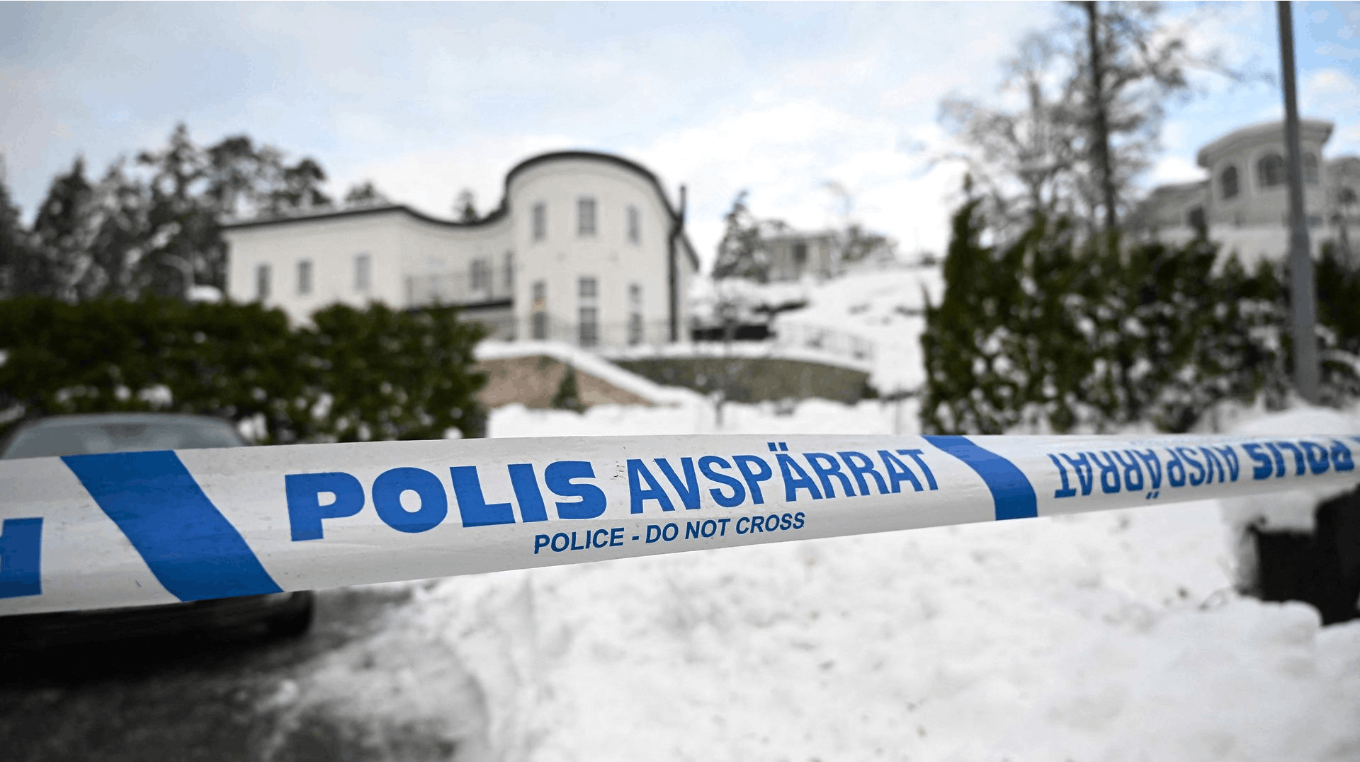 To helikoptere fra forsvaret var indsat i aktionen i villaområdet, hvor et ægtepar blev anholdt. 