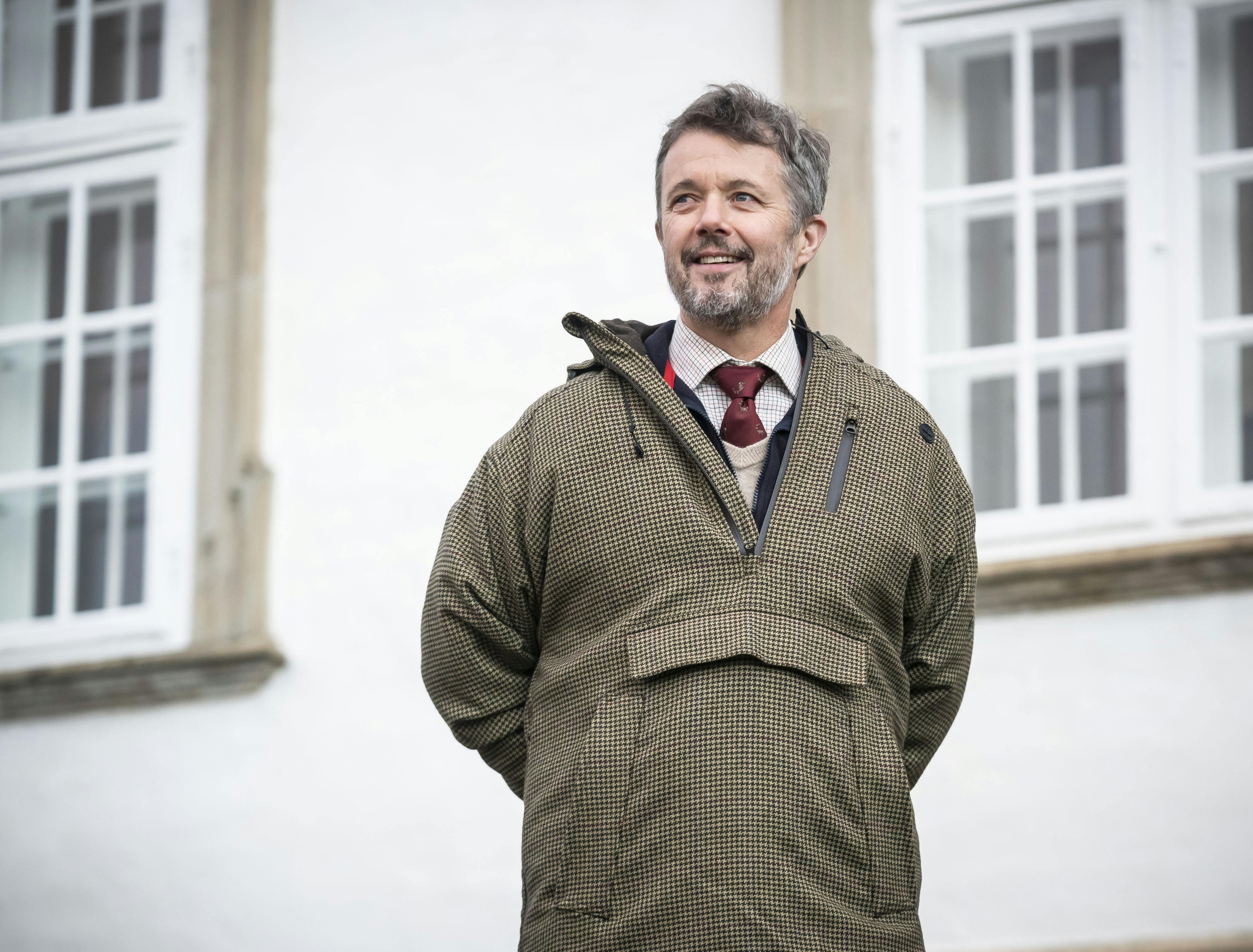 Kronprins Frederik holder sig fra Qatar, men er klar til at heppe med hjemme fra sofaen. nbsp;