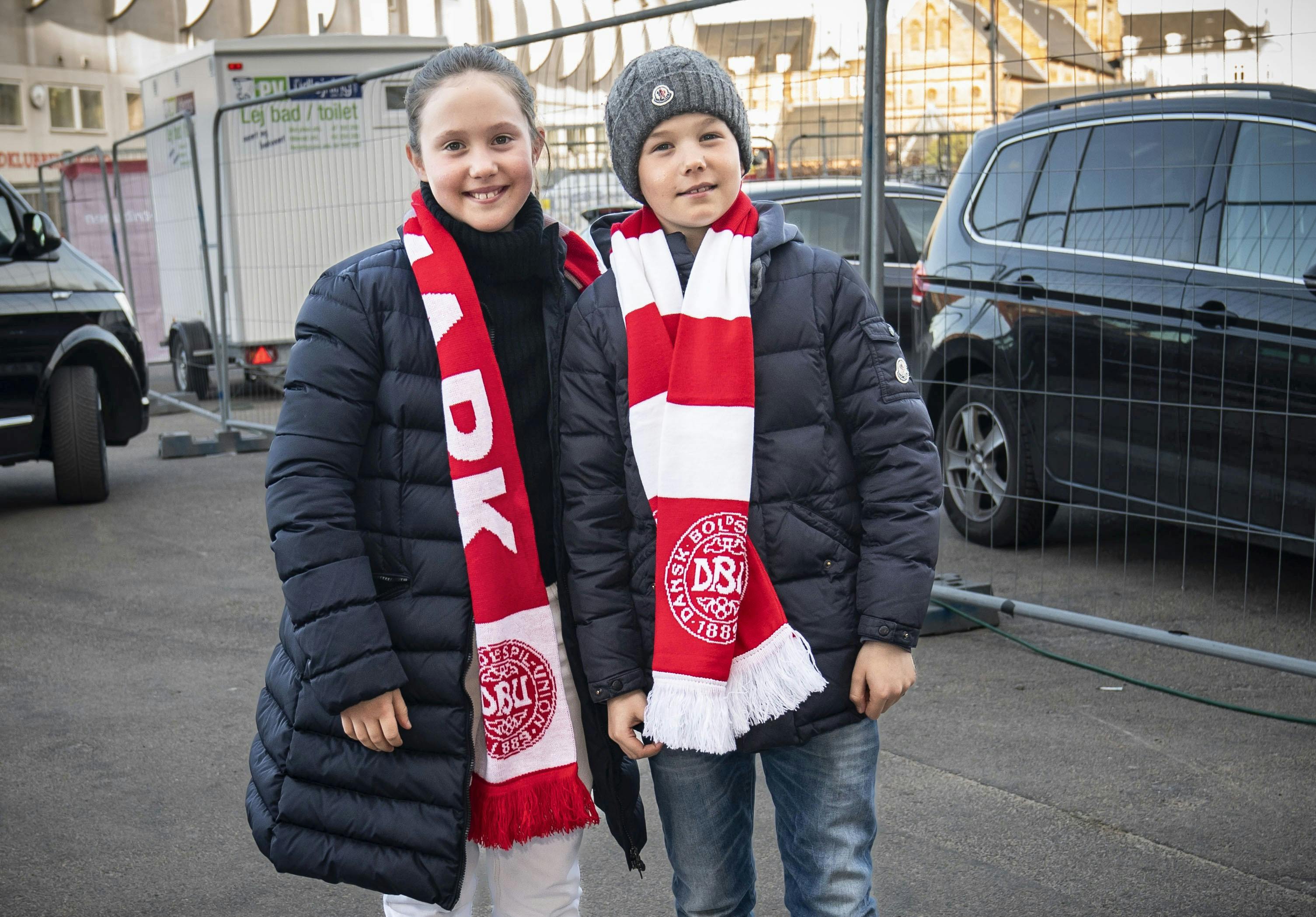 Da Serbien gæstede Parken tidligere i år, fik de 11-årige tvillinger Josephine og Vincent lov at gå til kamp – og sørgede selv for at holde halsene varmen med stil.
