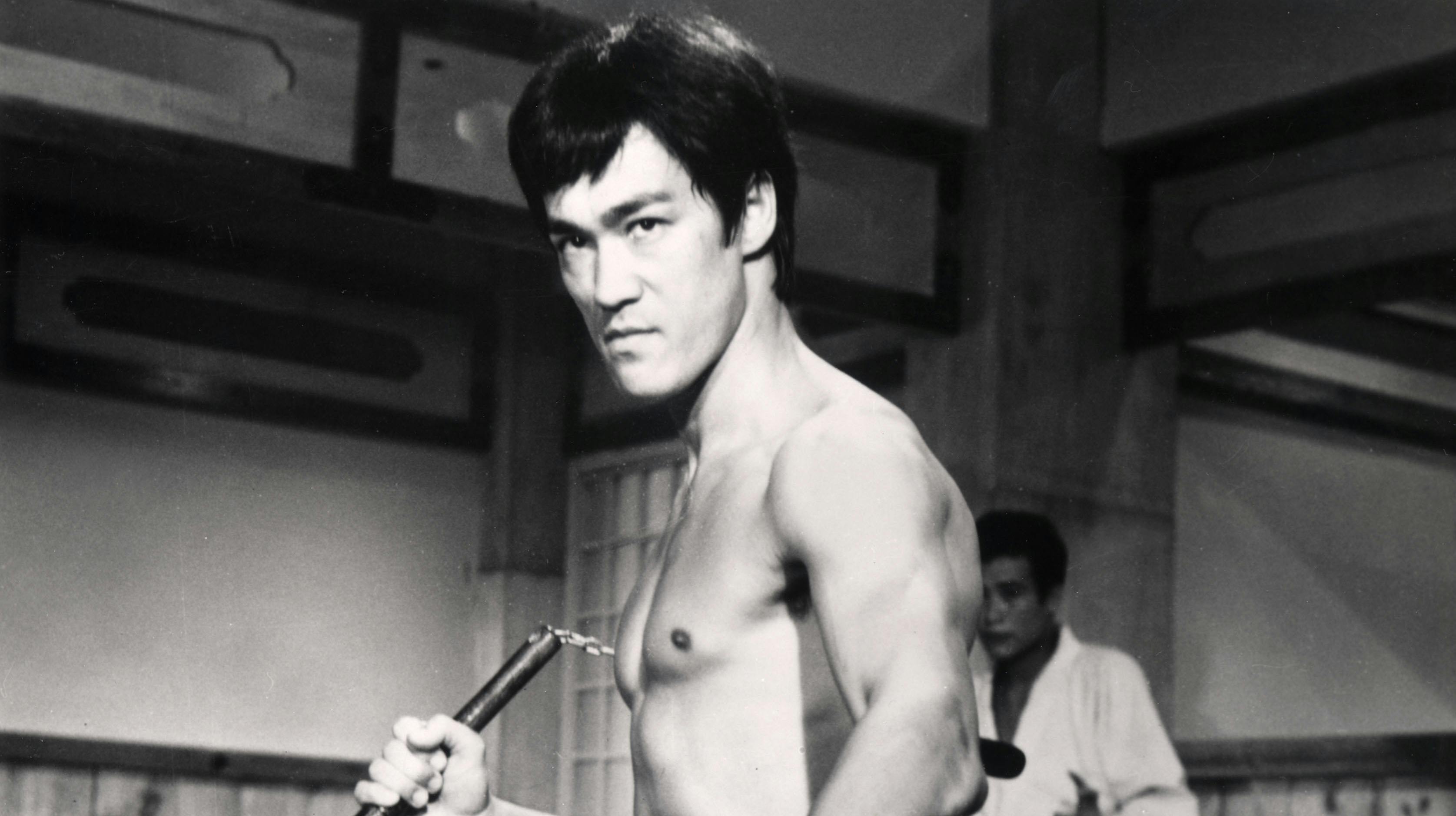 Bruce Lee i filmen "Fist Of Fury", der havde premiere et år før hans pludselige død 