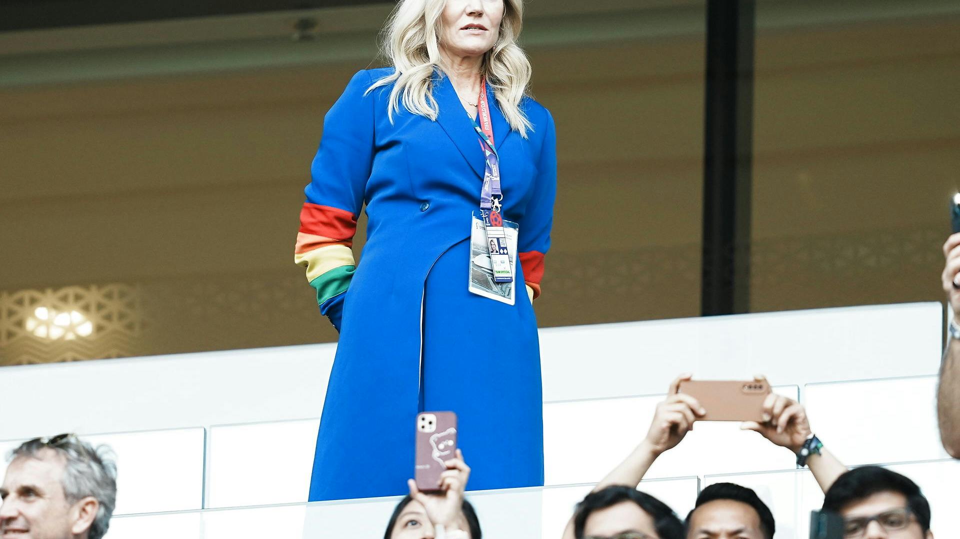 Den stribede regnbuejakke bliver vist frem i Qatar. Også foran FIFA-præsidenten Gianna Infantino. 