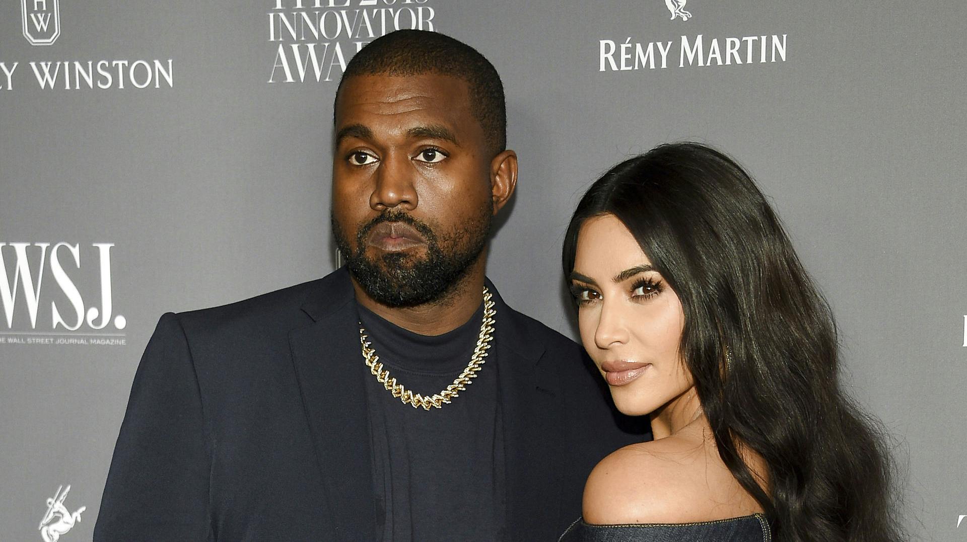 Kanye West bliver beskyldt for at have vist seksuelle billeder af Kim Kardashian i forsøget på at nedbryde og teste medarbejdere.