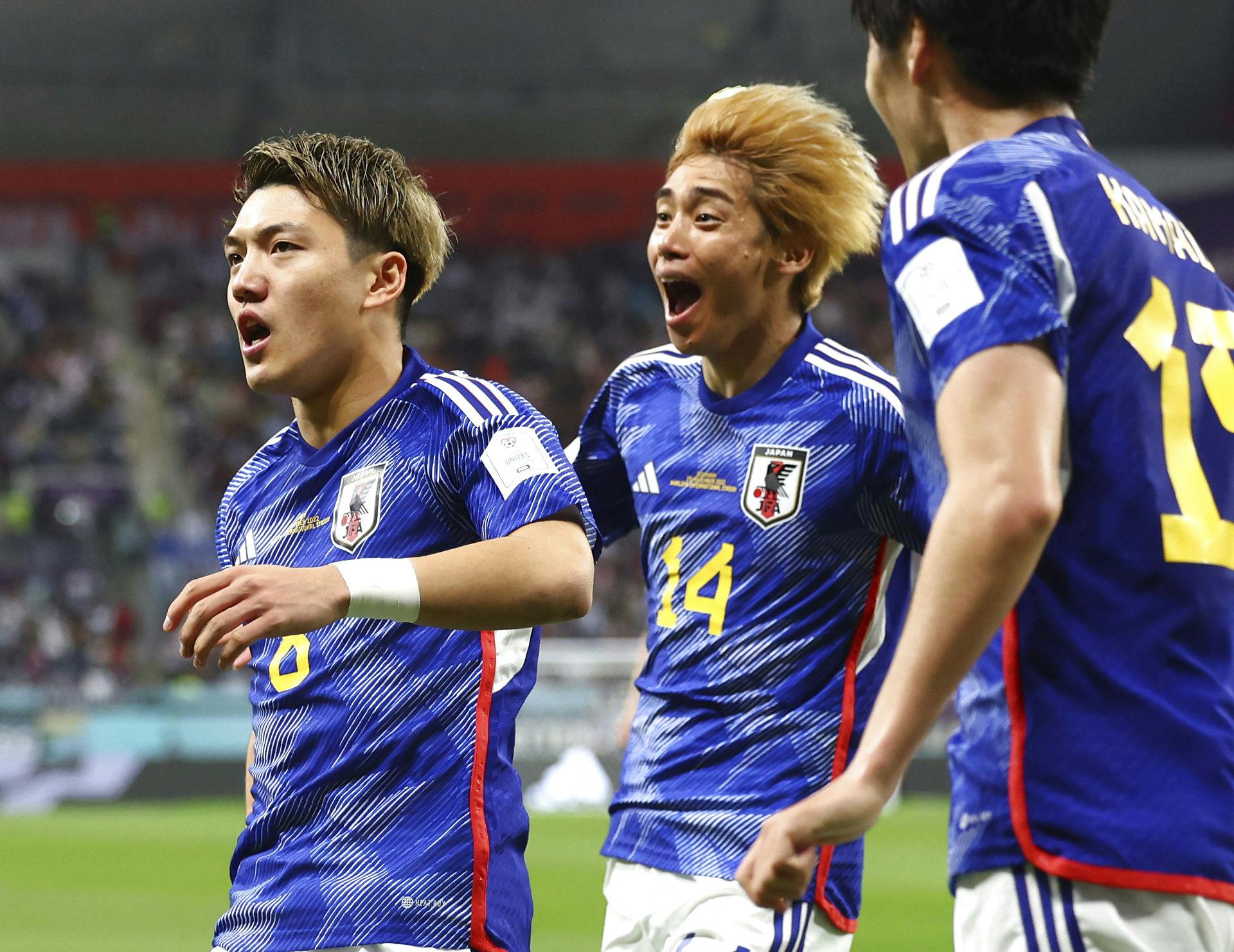 Fortjent jubler de japanske spillere, efter at de vandt 2-1 over Tyskland.&nbsp;
