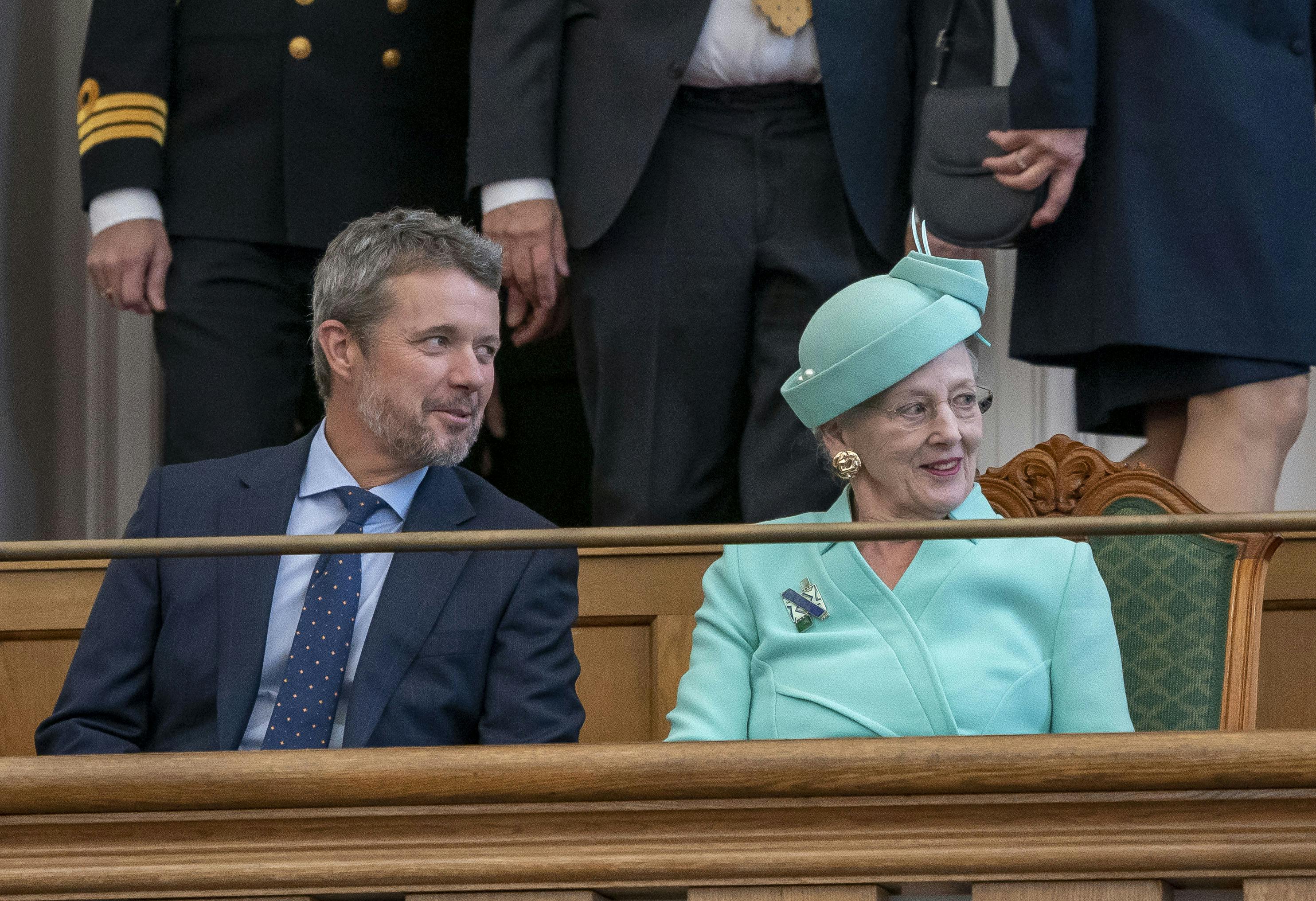 Kronprins Frederik og dronning Margrethe deltog i åbningen af folketinget i oktober, men kommer ikke til at fejre jul med hinanden i år.&nbsp;
