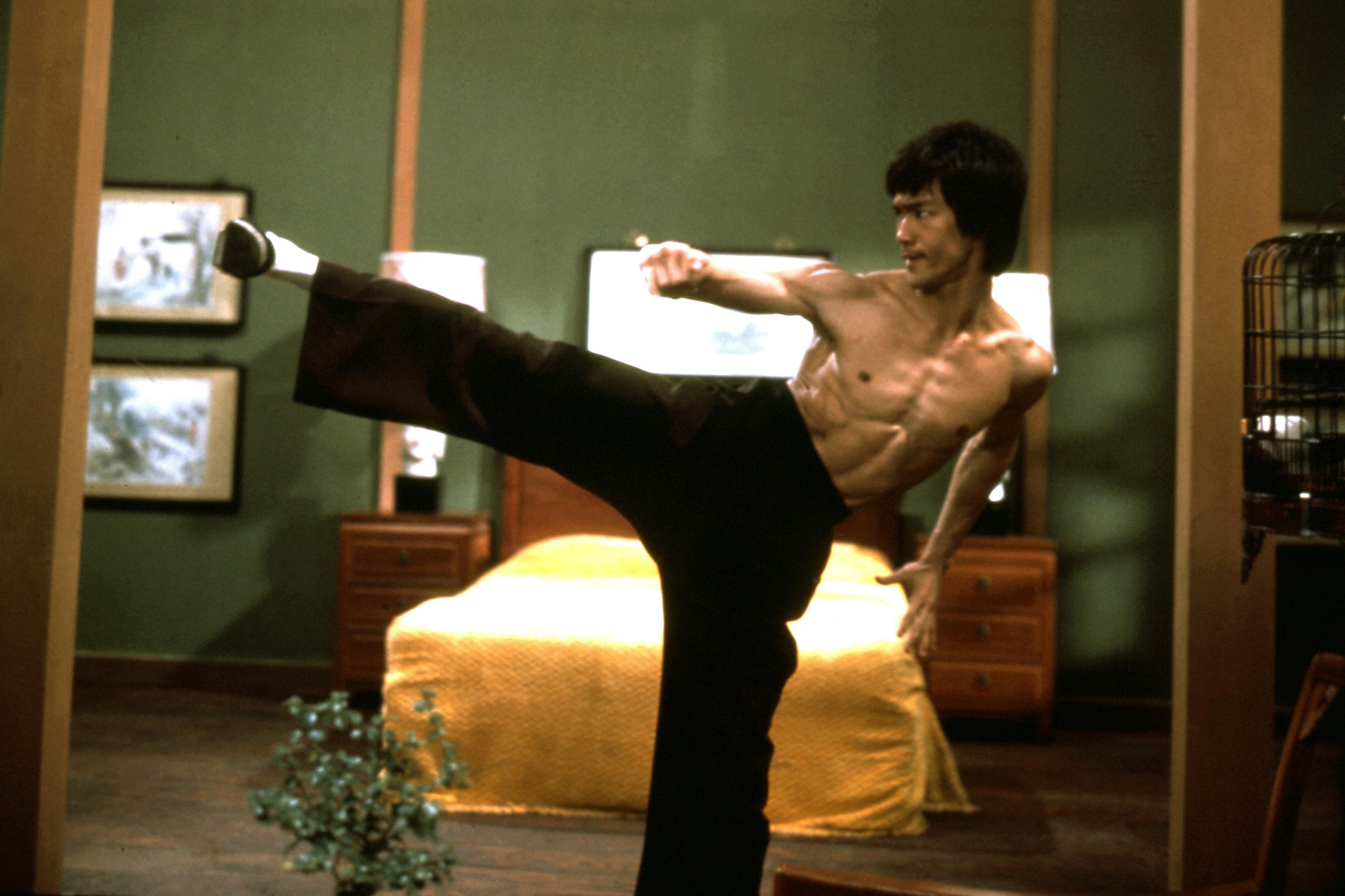 Fans af Bruce Lee, her i filmen "Enter the Dragon" fra 1973, kom med talrige teorier på hans dødsårsag i årene efter. 