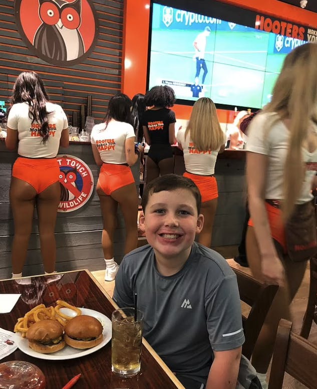 9-årige Buddy fik en oplevelse af de større, da hans far tog ham med på Hooters. 