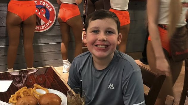 Når Buddy er god i skolen, forkæler hans far ham med en tog på Hooters.