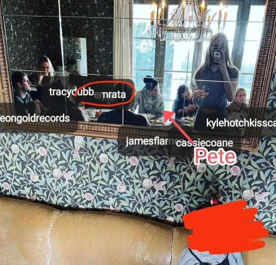 Kniber man øjnene sammen kan man ane både Emily Ratajkowskis tag (emrata) og Pete Davidson - med huen - på billedet, der siden er blevet slettet. 