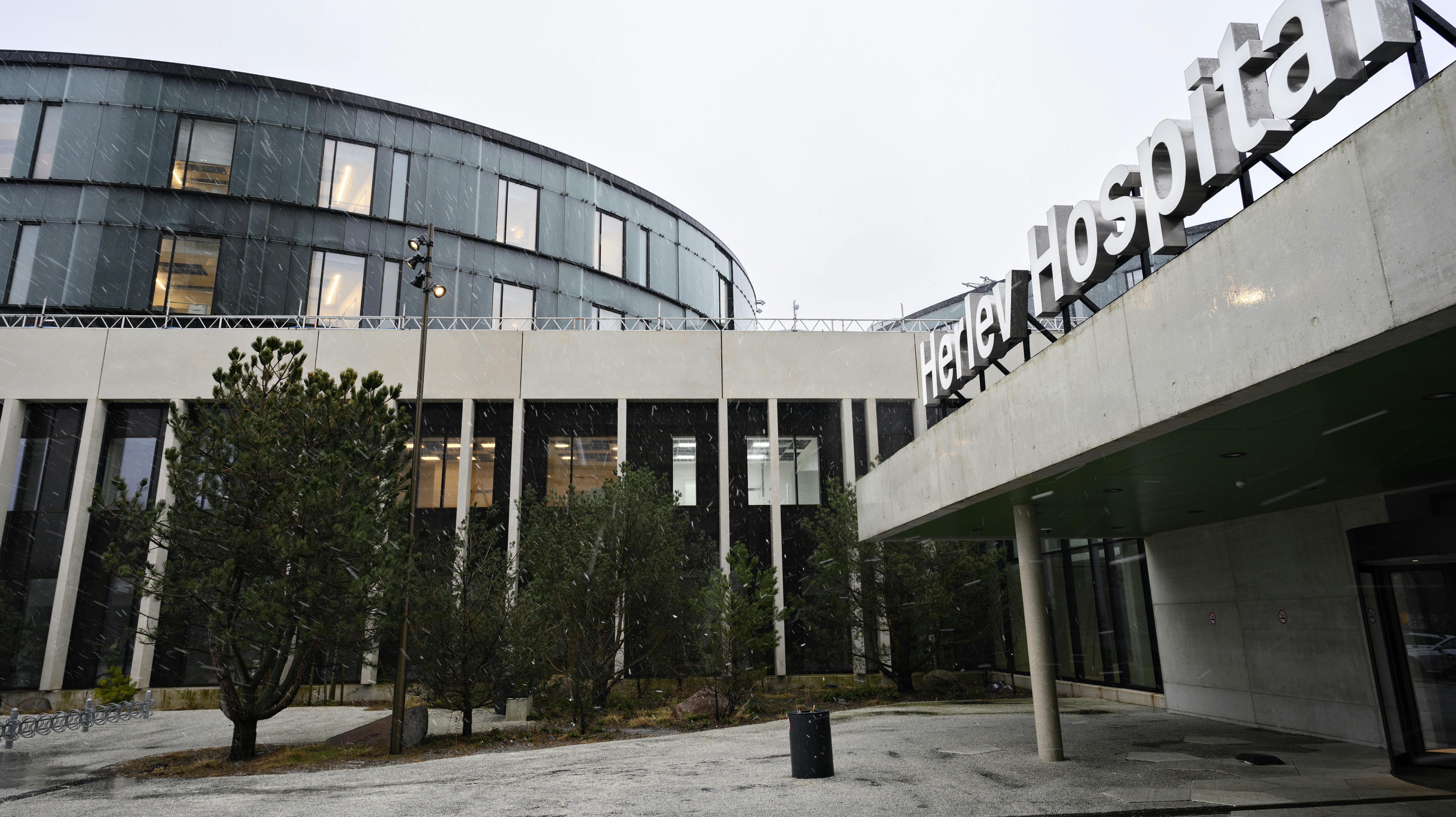 En rengøringsassistent ansat på Herlev Hospital er dømt for at krænke to patienters blufærdighed. 