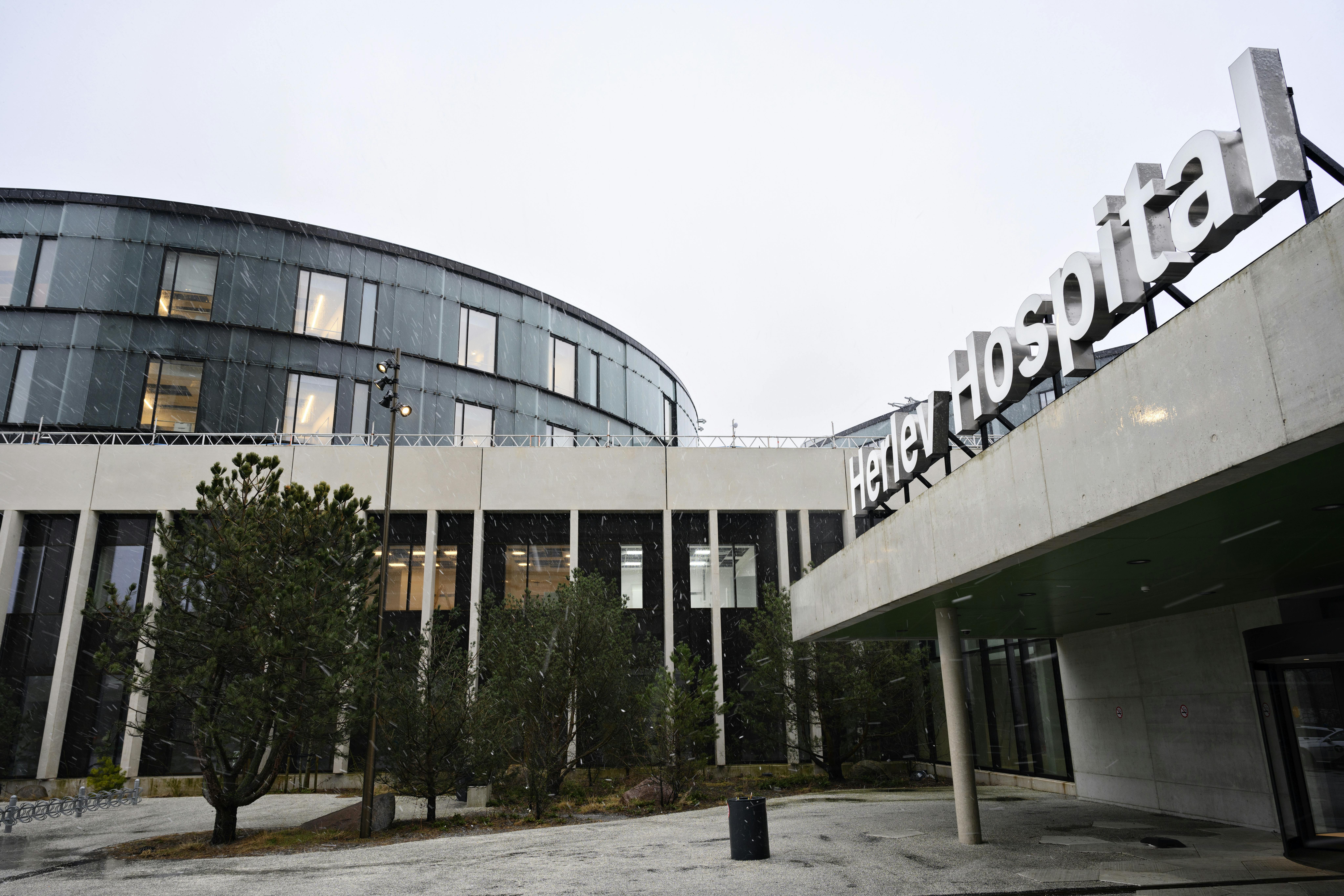 En rengøringsassistent ansat på Herlev Hospital er dømt for at krænke to patienters blufærdighed. 