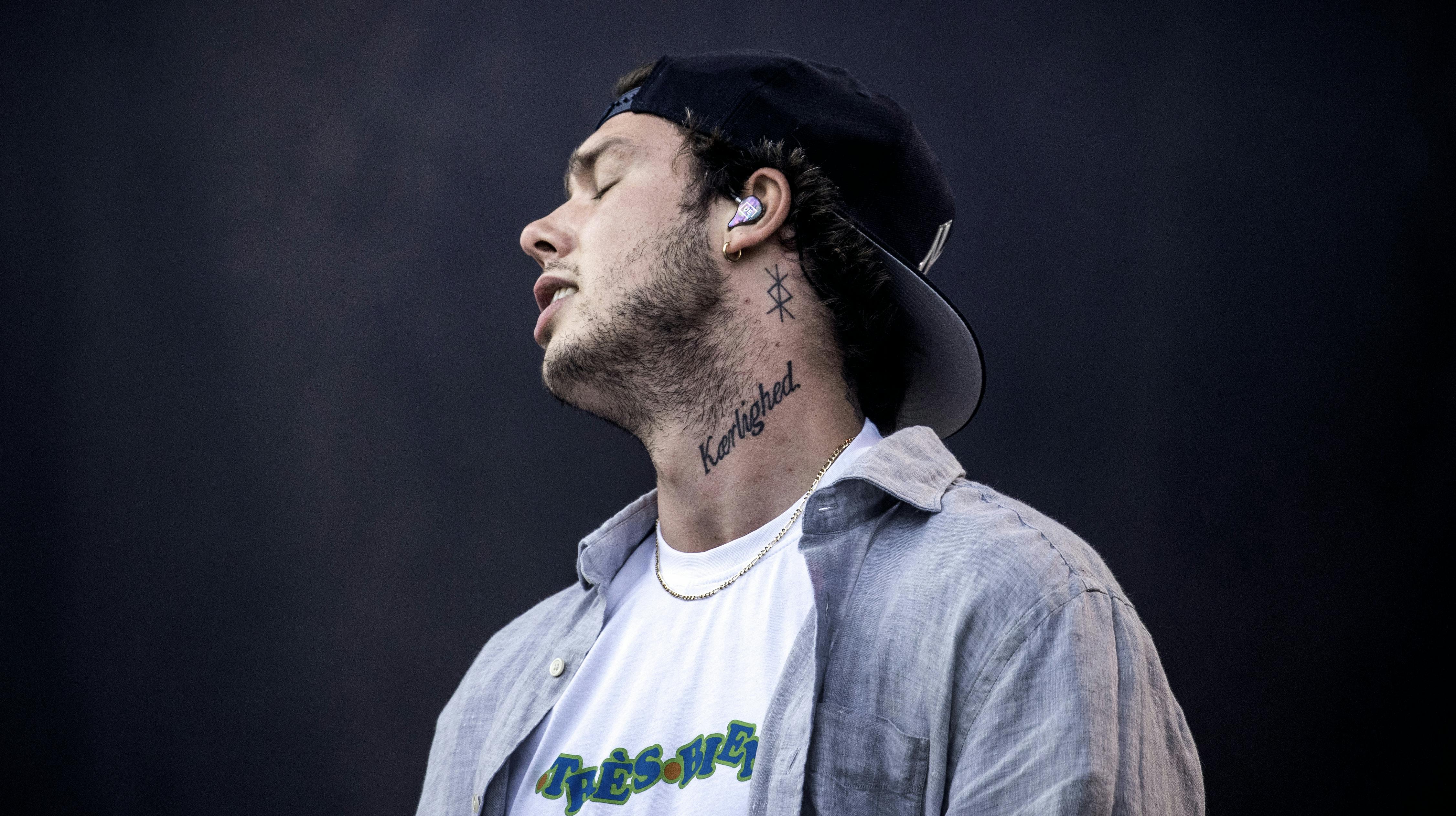 Hugo Helmig strålede om sommeren, når kalenderen var fyldt med festivaler. Selvom corona satte en stopper for en del af dem, høstede han store roser for sin sceneoptræden på blandt andet ØreSound i 2021. 