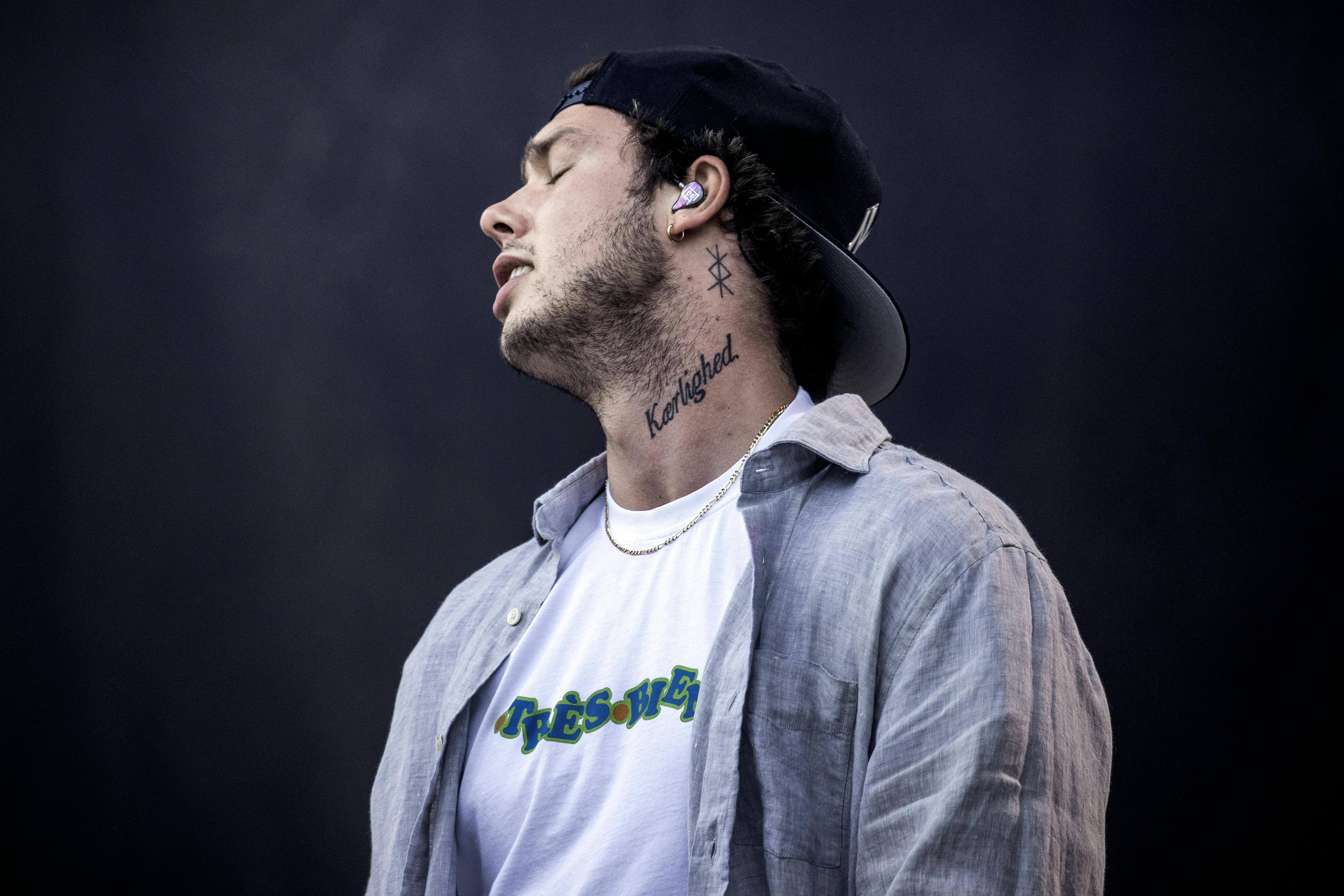 Hugo Helmig strålede om sommeren, når kalenderen var fyldt med festivaler. Selvom corona satte en stopper for en del af dem, høstede han store roser for sin sceneoptræden på blandt andet ØreSound i 2021. 