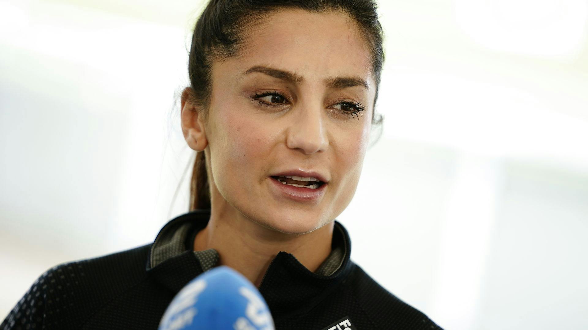Nadia Nadim fortæller om hendes mors begravelse, der finder sted på fredag i Aarhus. 