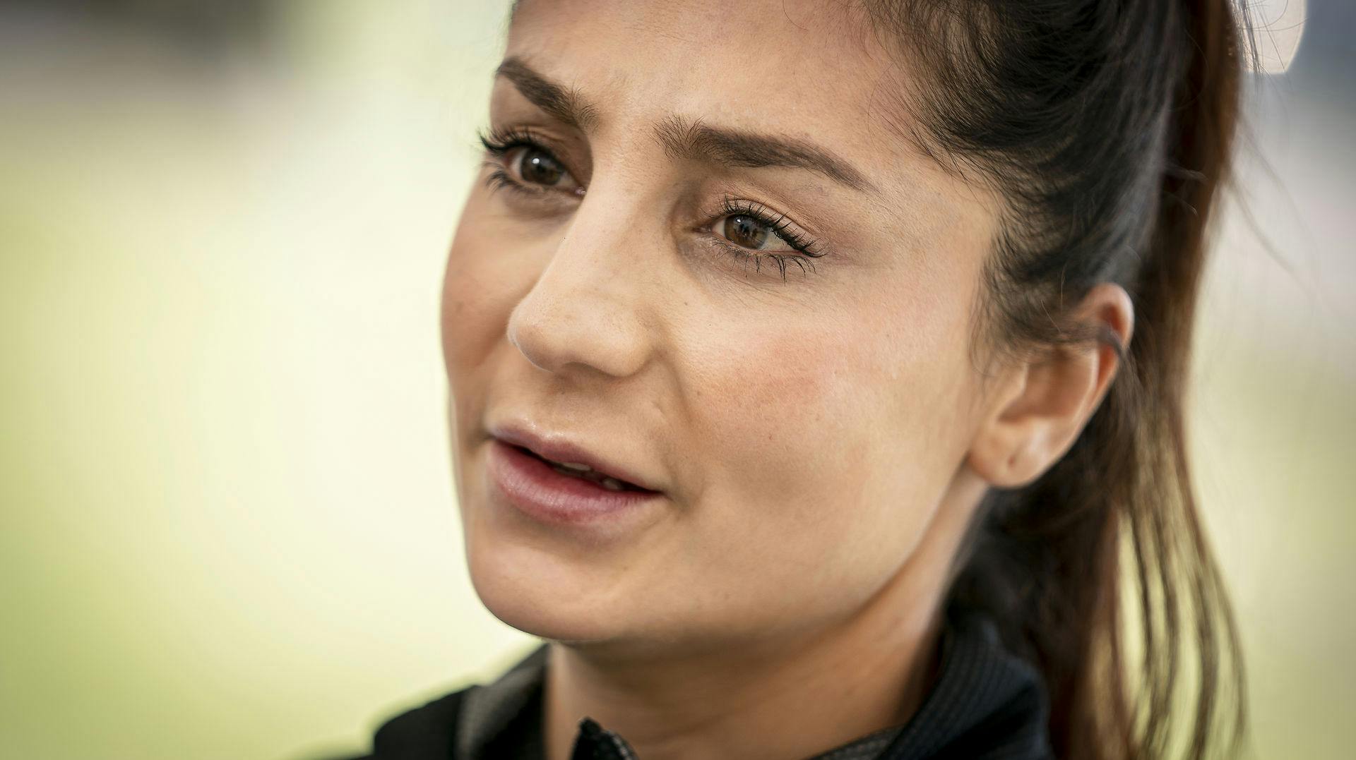 Nadia Nadim var på arbejde som ekspertkommentator, da hun fik den tragiske besked om hendes mors død. 