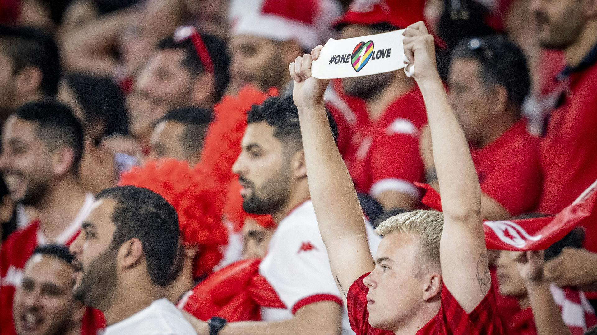 Tilskuere får nu lovning fra FIFA på, at de ikke bliver nægtet adgang til VM-kampene, hvis de har regnbuefarver på. 