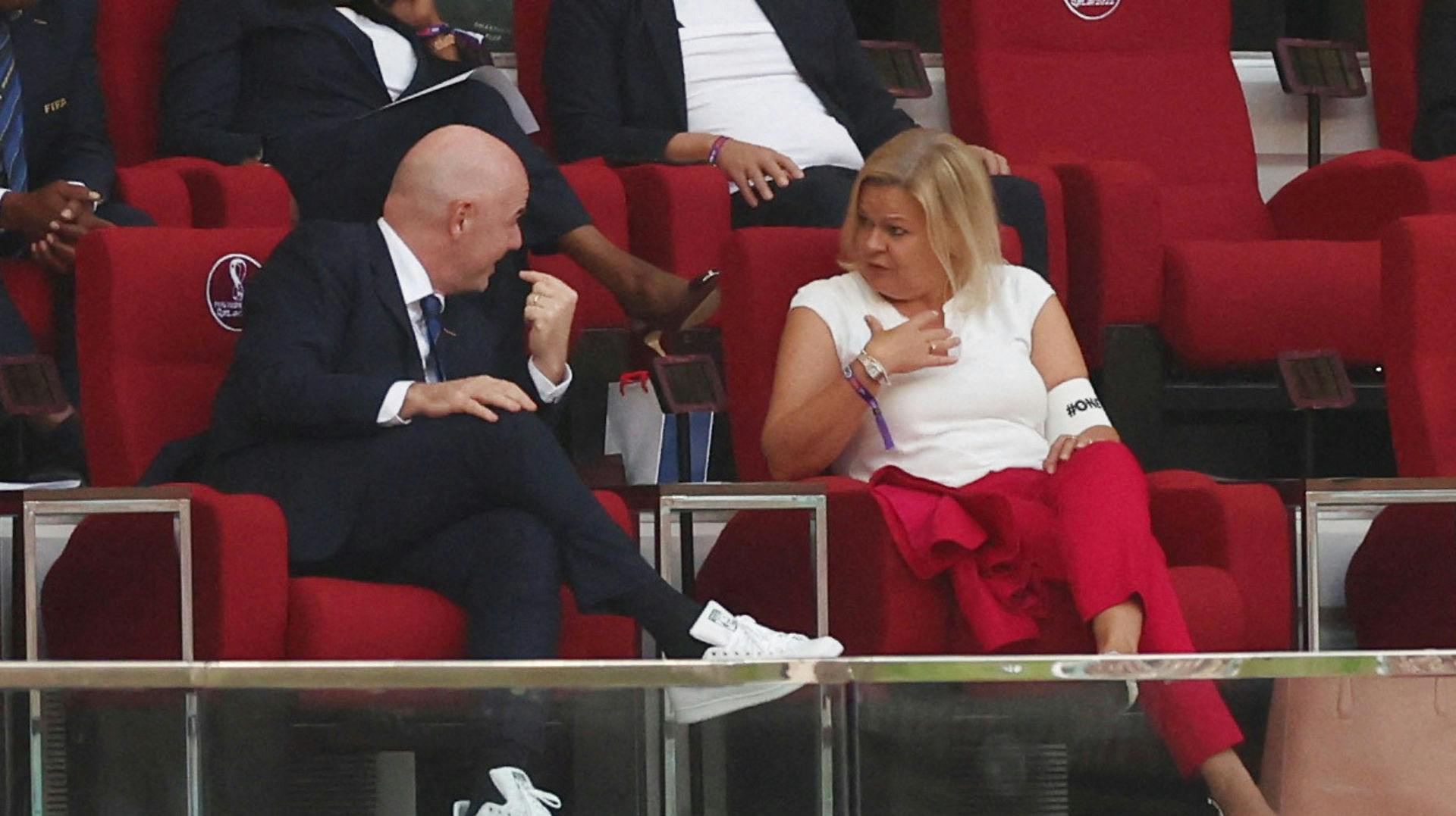 Nancy Faeser var på det qatariske styres sorte liste. Nu bærer hun regnbuearmbindet på stadion. 