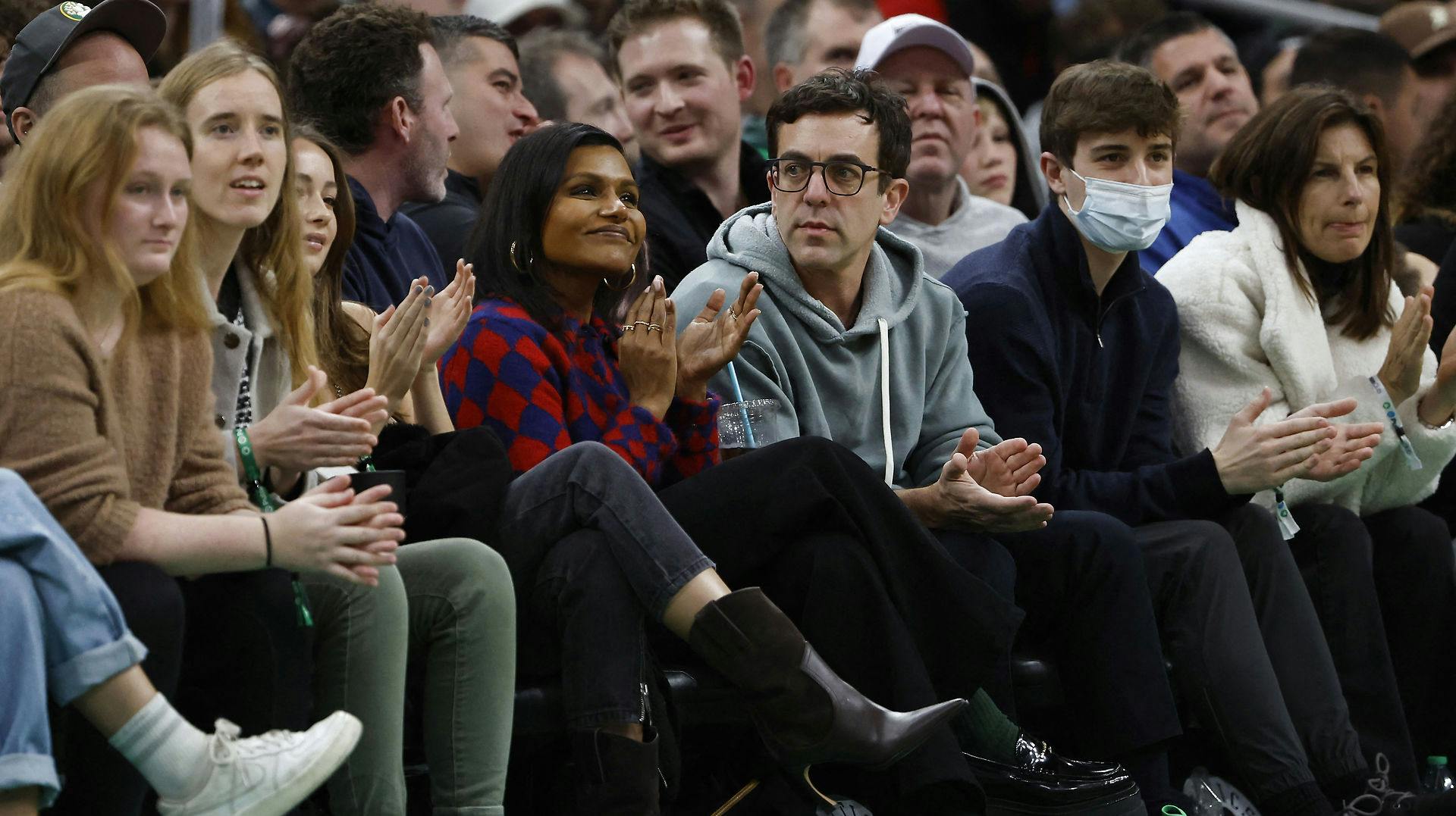 Mindy Kaling og B.J. Novak (Kelly og Ryan fra The Office) var onsdag inde og se Basketball sammen. 