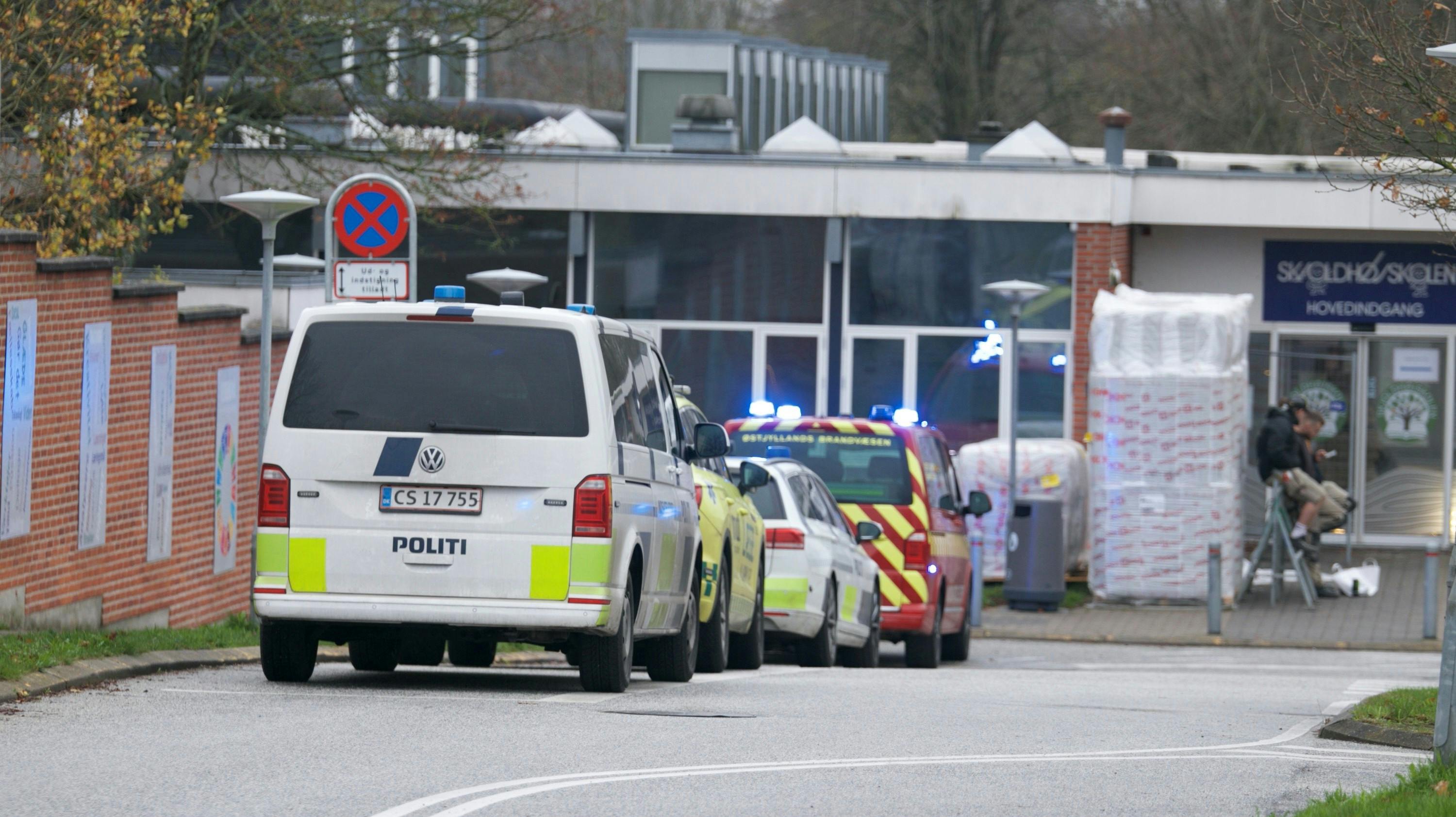 Politiet er talstærkt til stede ved en skole i Tilst ved Aarhus. 