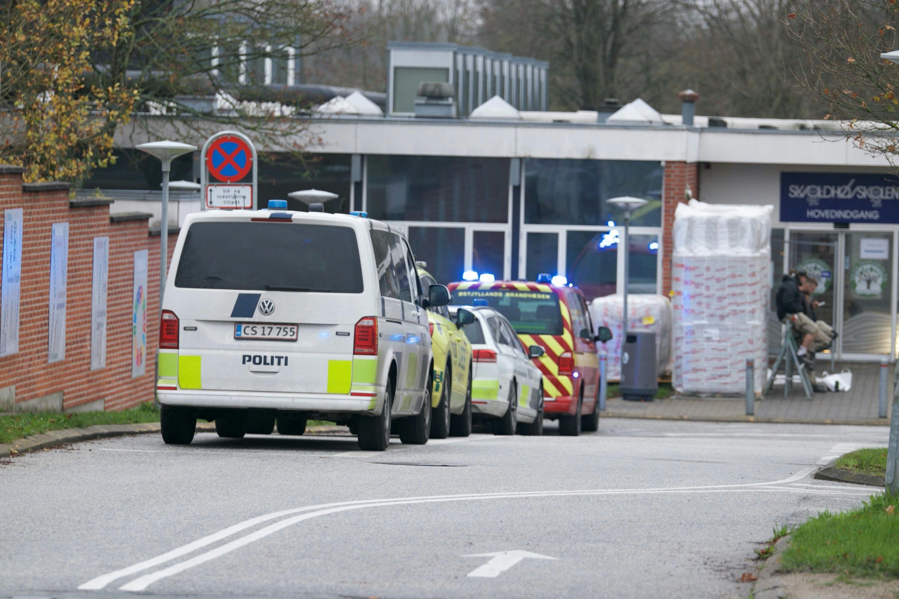 Politiet er talstærkt til stede ved en skole i Tilst ved Aarhus.&nbsp;